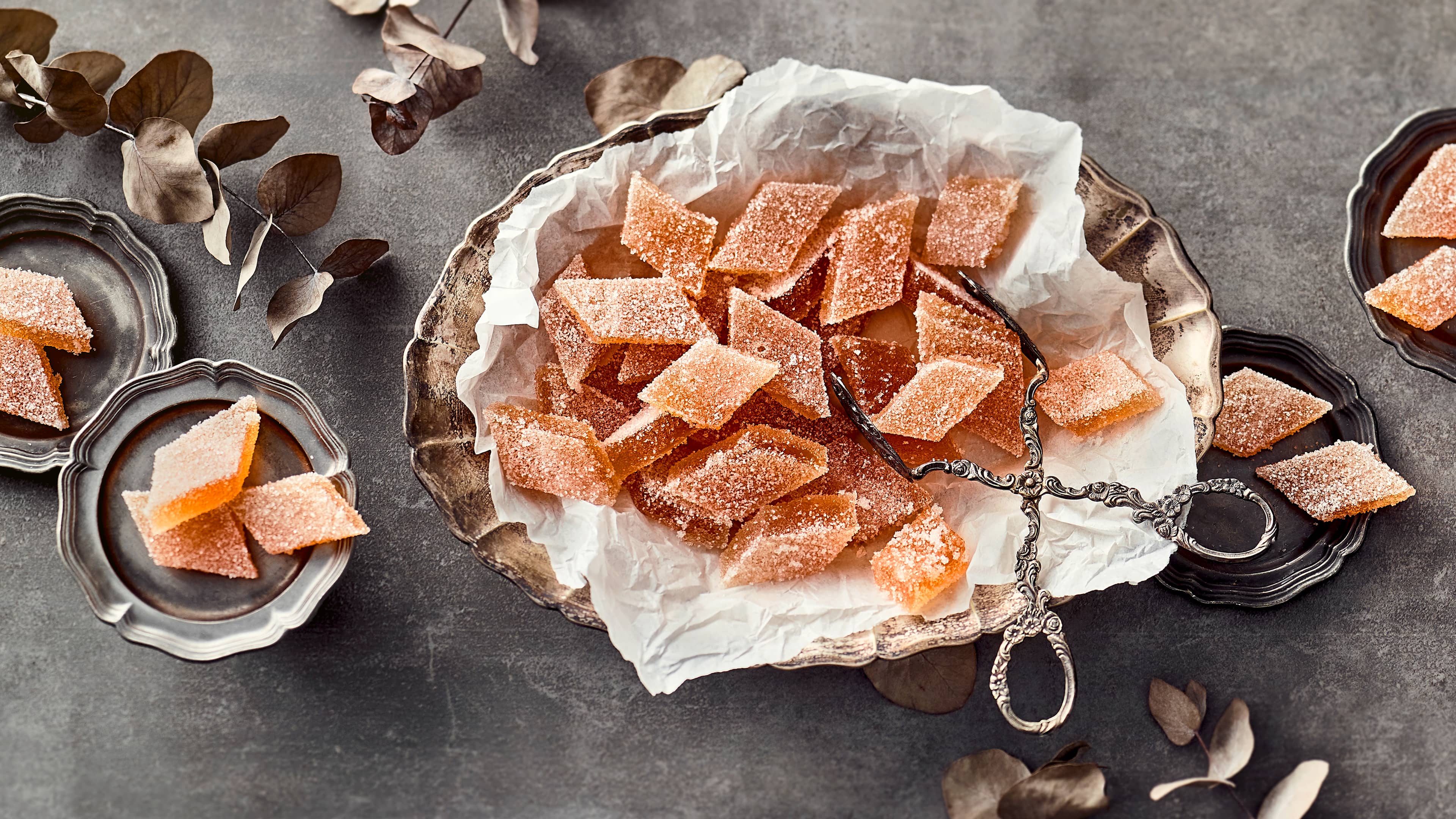 Quittenbrot Quittenbrot, auch als Quittenkonfekt bekannt, schmeckt süß und hat mit einem normalen Brot nichts zu tun. Probieren Sie die fruchtige Leckerei mal aus!