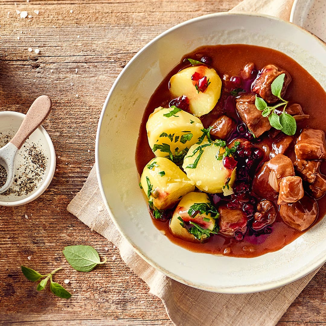 Unser Rehgulasch hat einen vollmundigen Geschmack und ist ein leckeres Gericht für die Herbst- und Winterzeit sowie für festliche Anlässe.