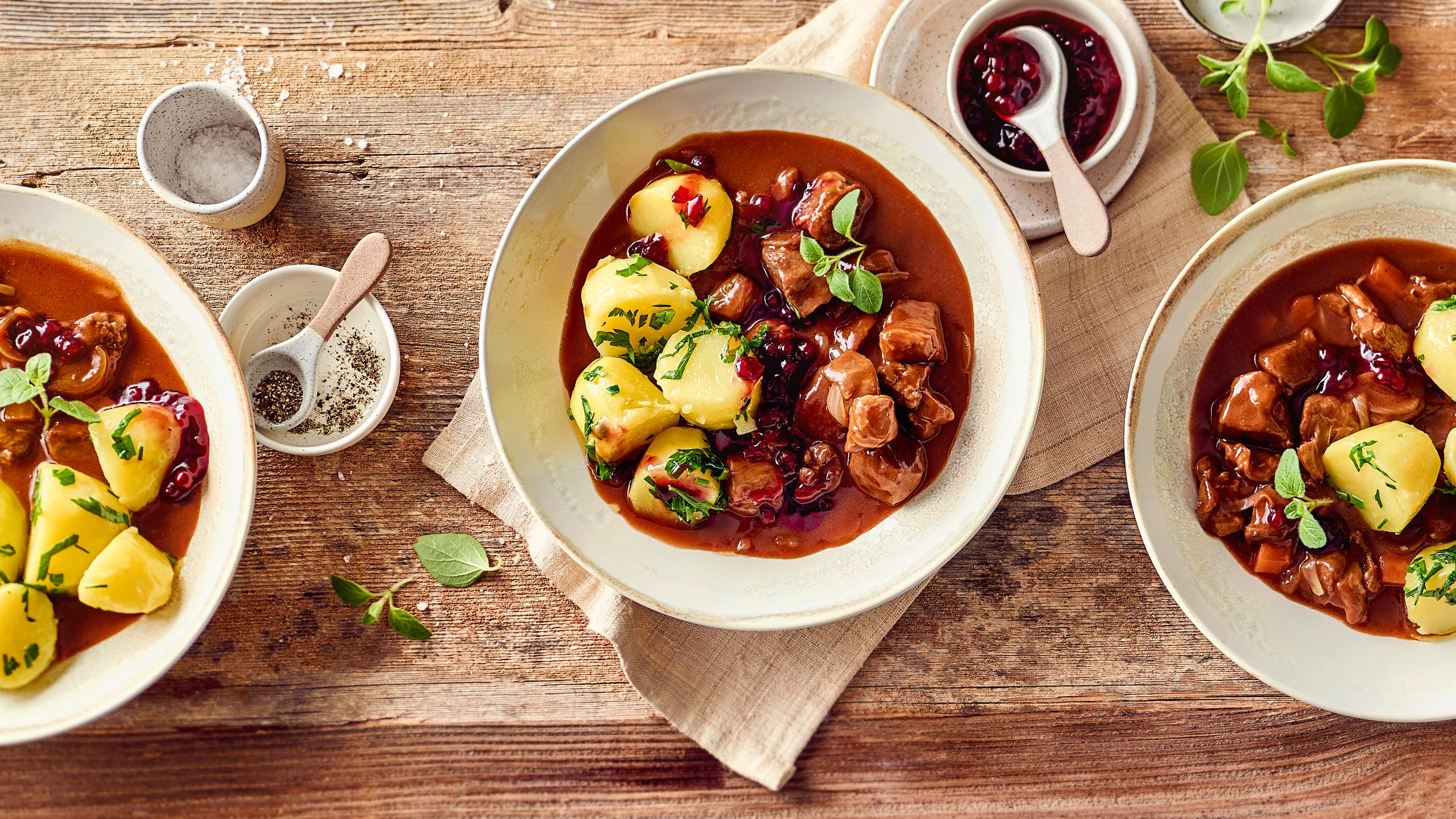 Unser Rehgulasch hat einen vollmundigen Geschmack und ist ein leckeres Gericht für die Herbst- und Winterzeit sowie für festliche Anlässe.