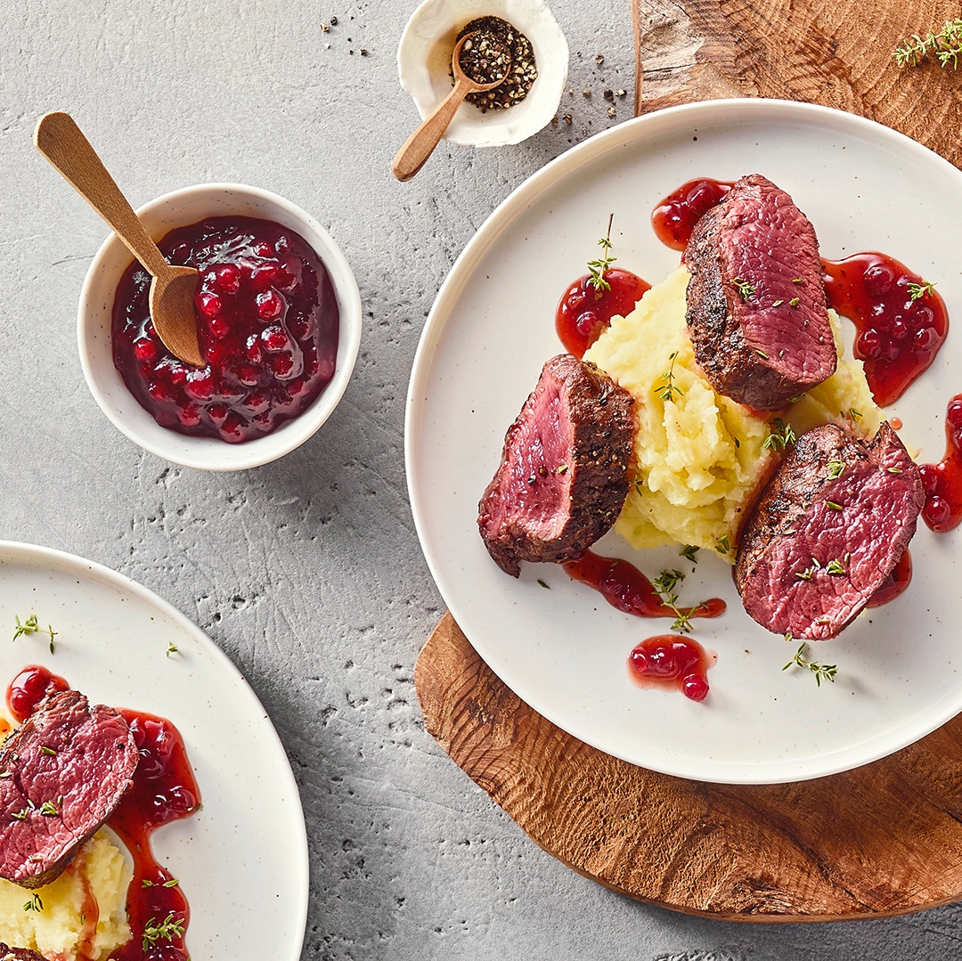 Teller mit Kartoffelpüree und Fleisch Medaillons mit Preiselbeersauce