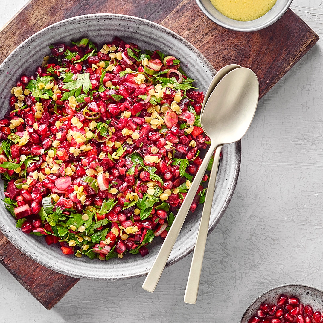Bunter Rote‑Bete‑Linsen‑Salat mit würfelig geschnittener roter Bete, grünen Linsen, Kräutern und Granatapfelkernen.