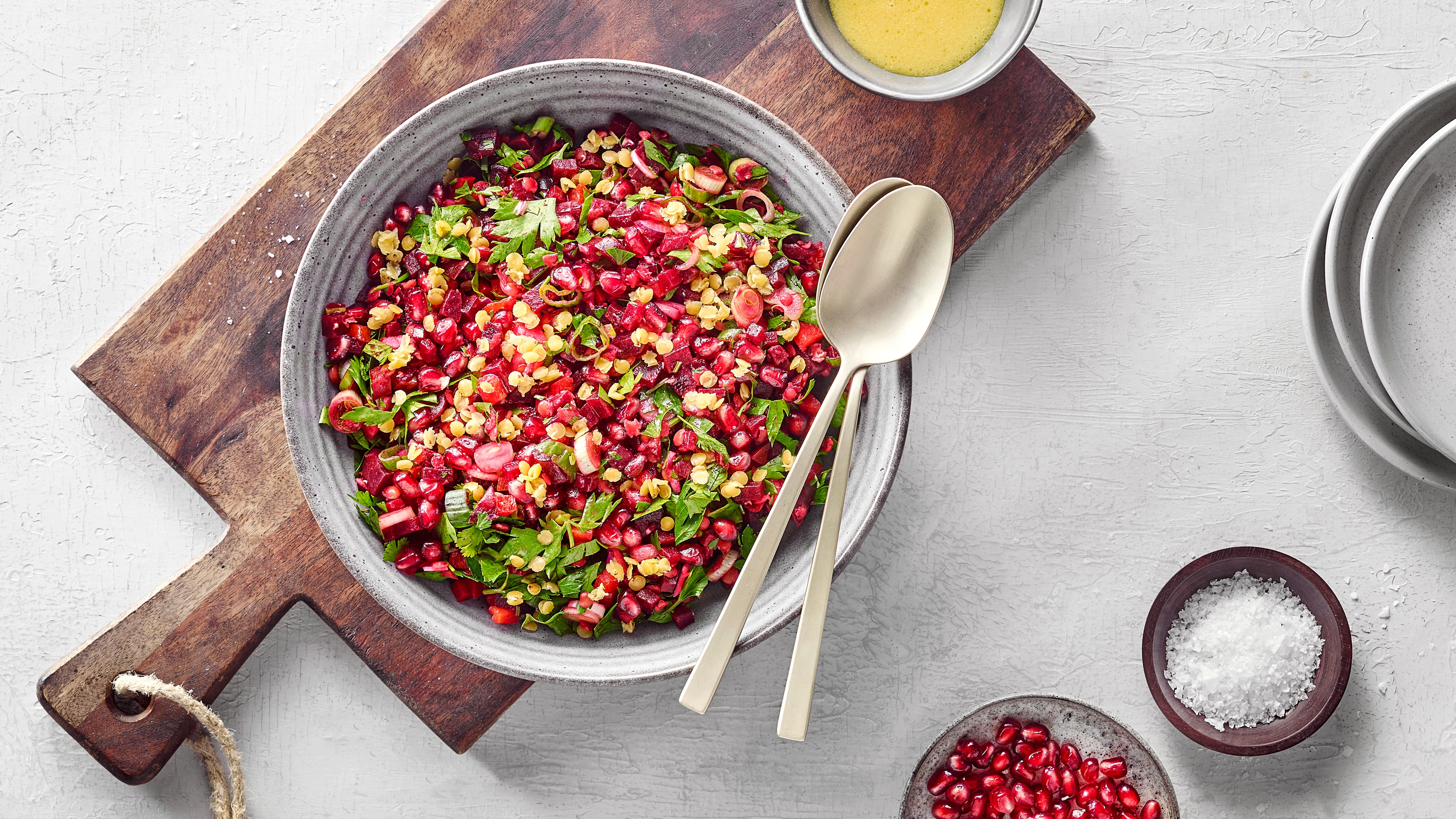 Bunter Rote‑Bete‑Linsen‑Salat mit würfelig geschnittener roter Bete, grünen Linsen, Kräutern und Granatapfelkernen.