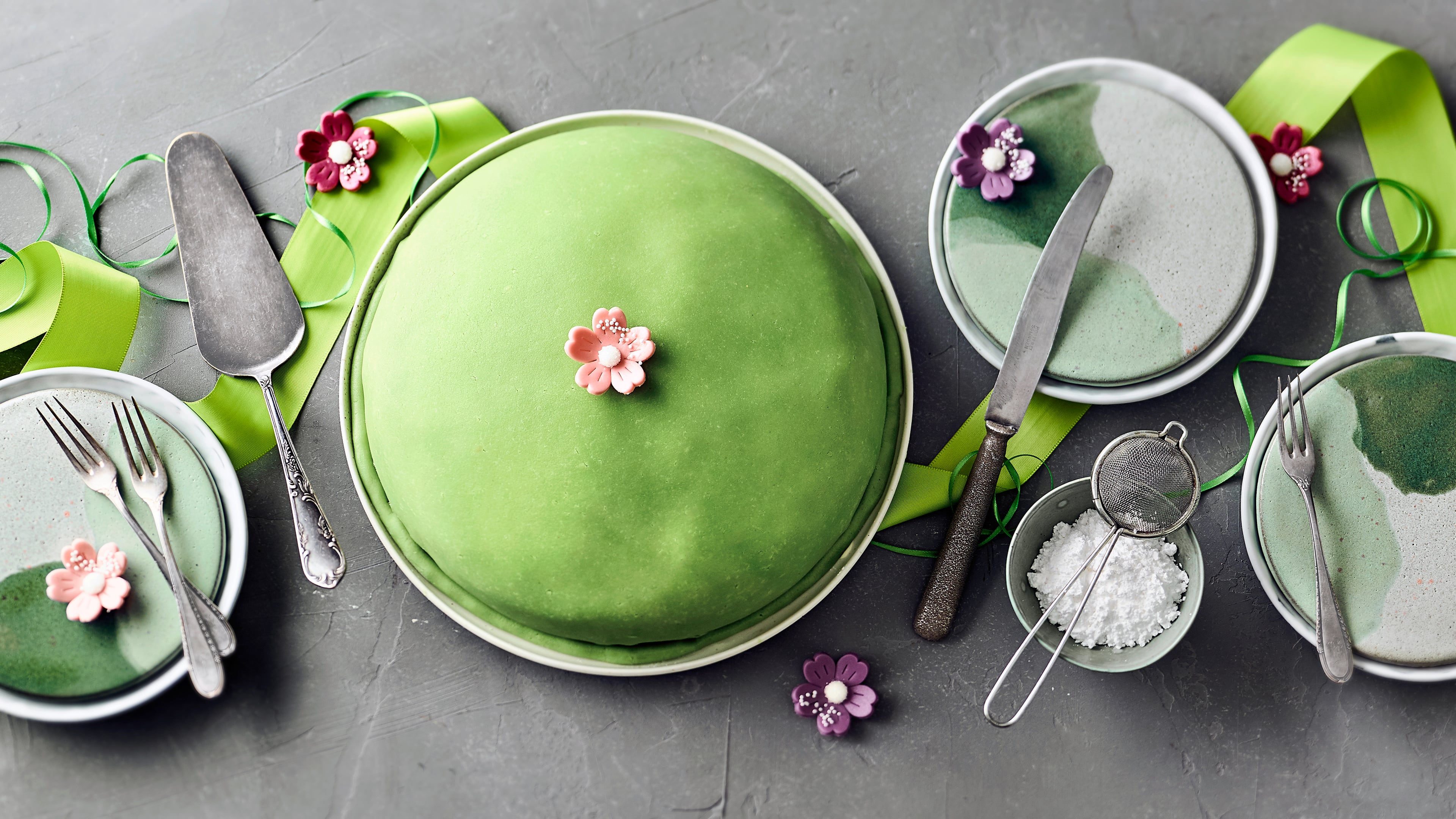 Schwedentorte Diese Schwedentorte mit Biskuitteig, Vanillecreme und Marzipan, auch Prinzessinnentorte genannt, ist ein beliebter schwedischer Kuchen.