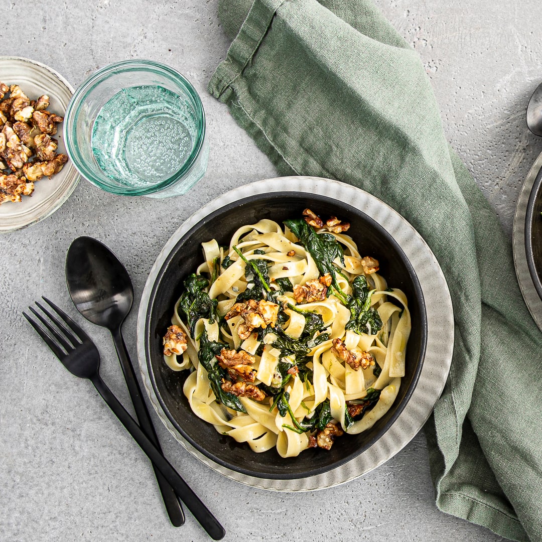 Weißwein, Sahne und cremiger Gorgonzola verfeinern dieses Gericht. Probieren Sie unser Rezept für eine leckere Spinat-Pasta.
