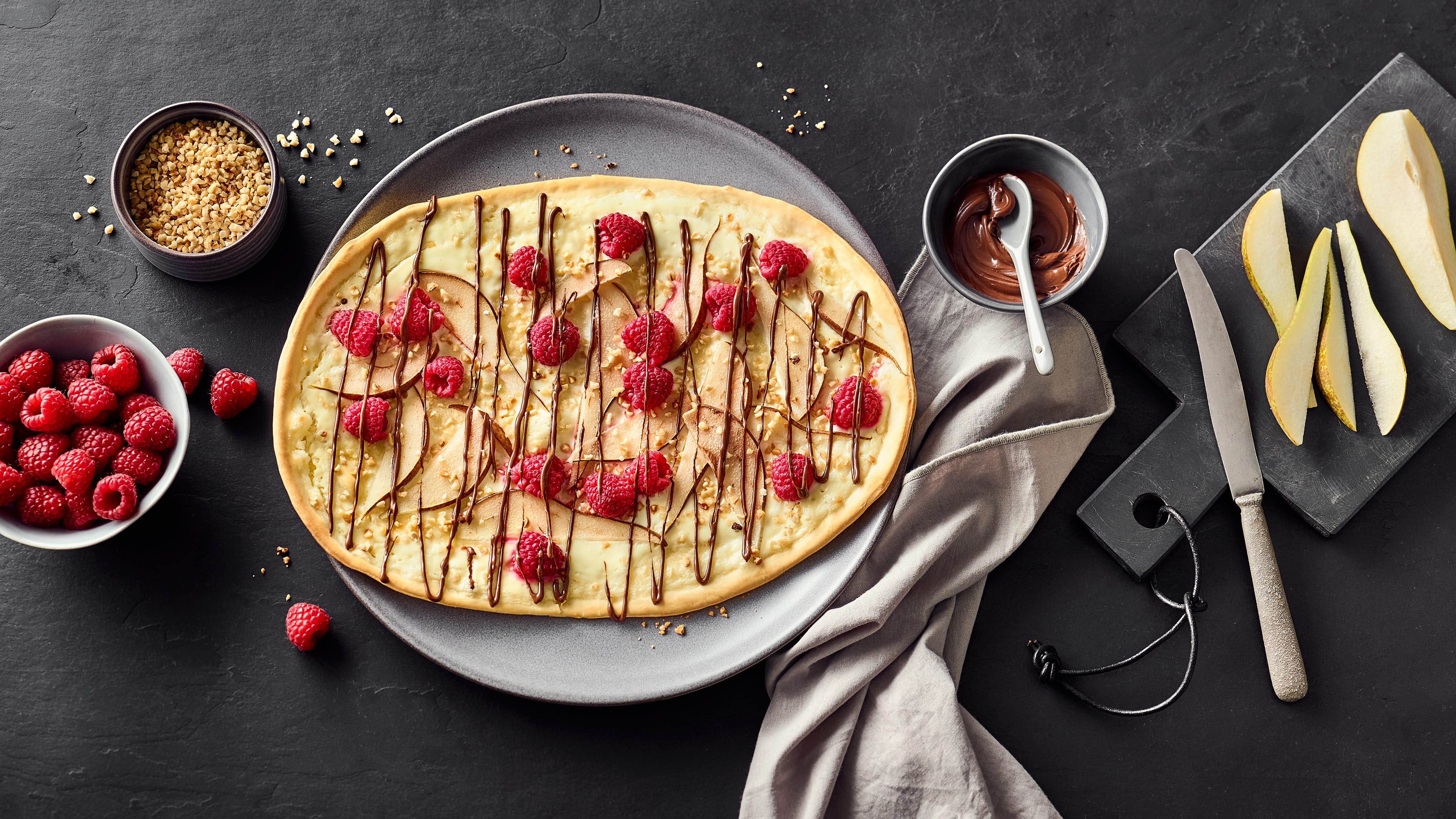 Süßer Flammkuchen vom Grill mit nutella Süßer Flammkuchen vom Grill mit nutella