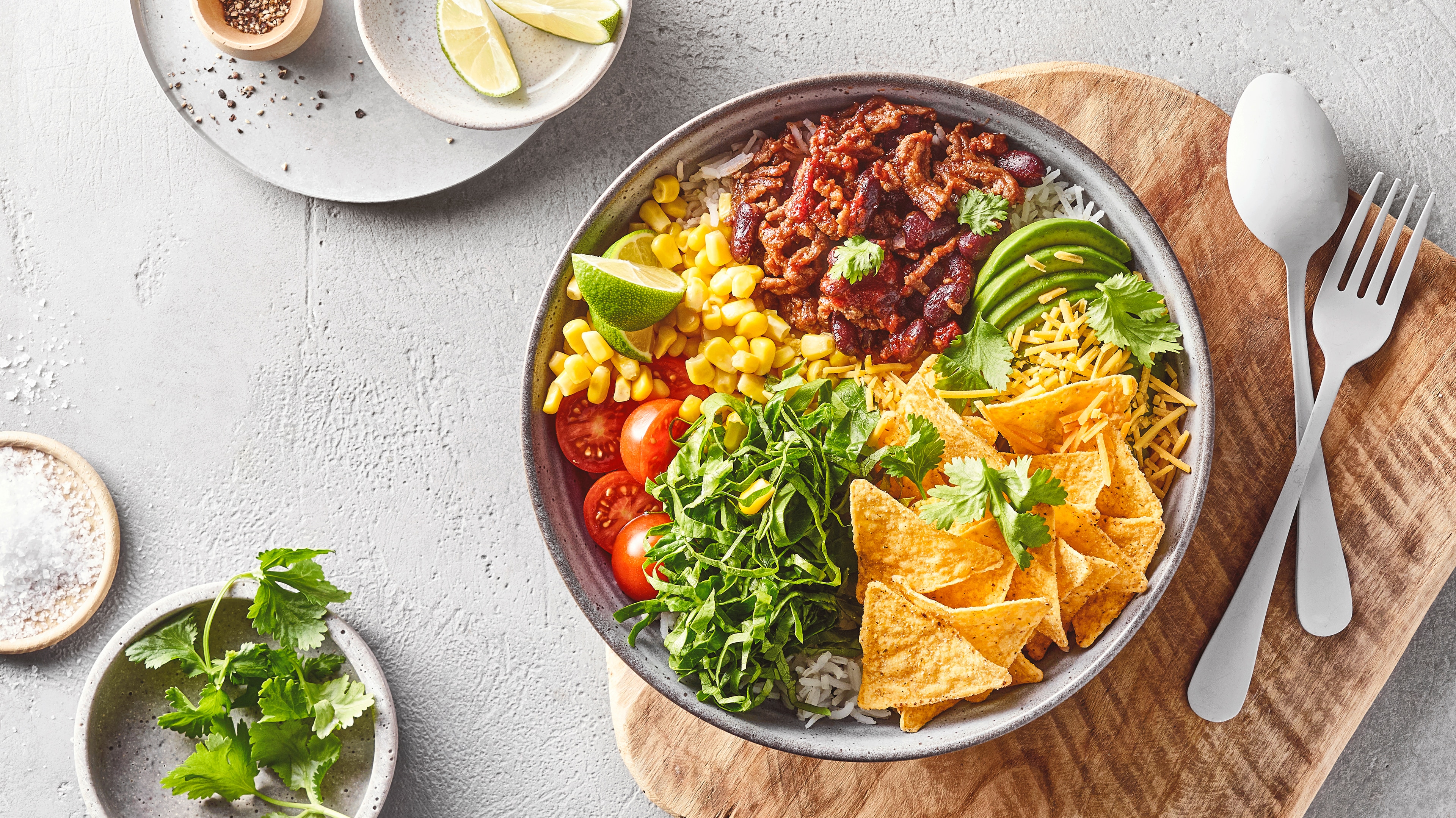 Große Schale mit Hackfleisch, Mais, Tomaten, Avocado und Taco-Chips