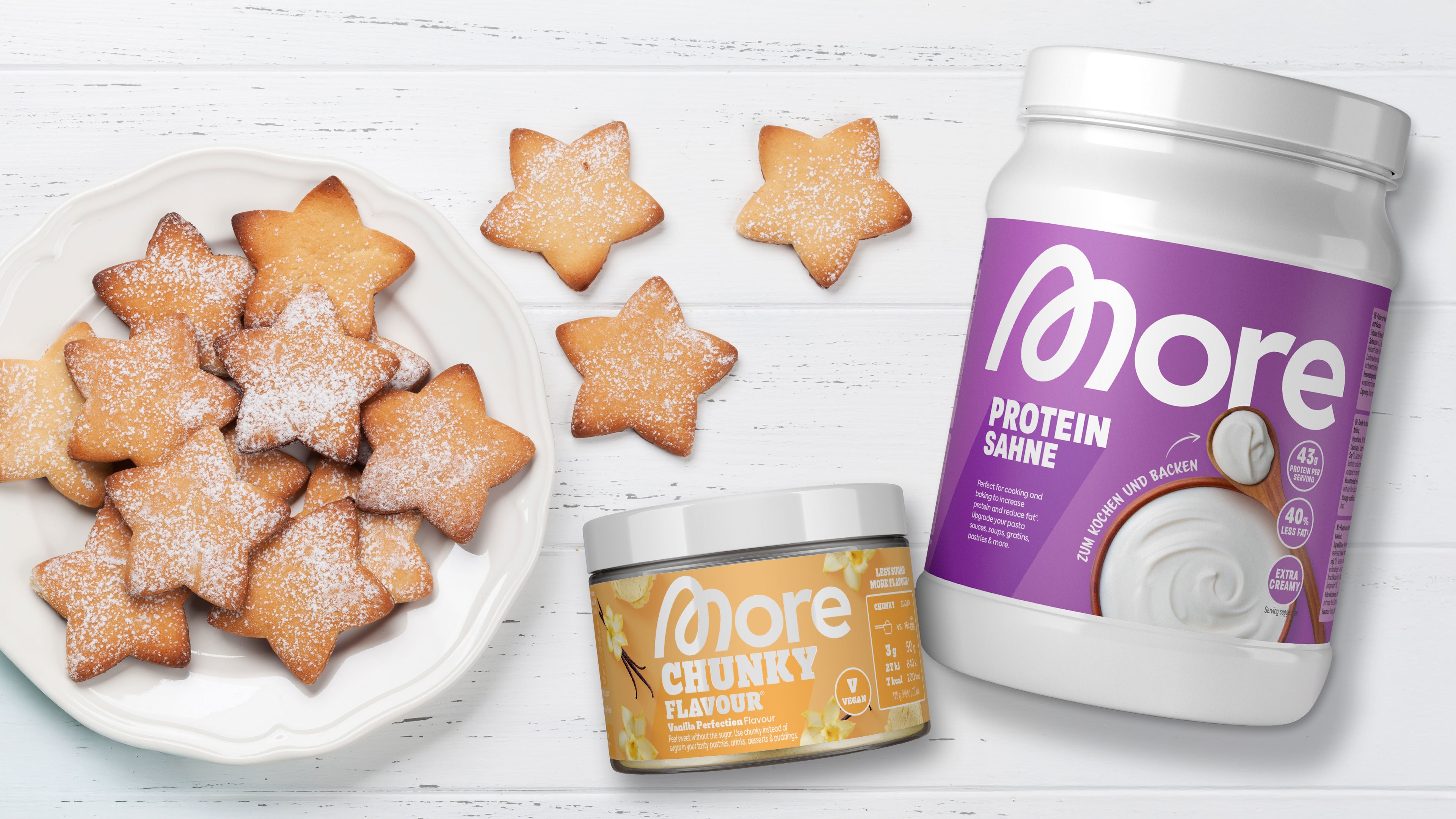 Herzförmige Sterne auf Teller neben Produktverpackungen von More