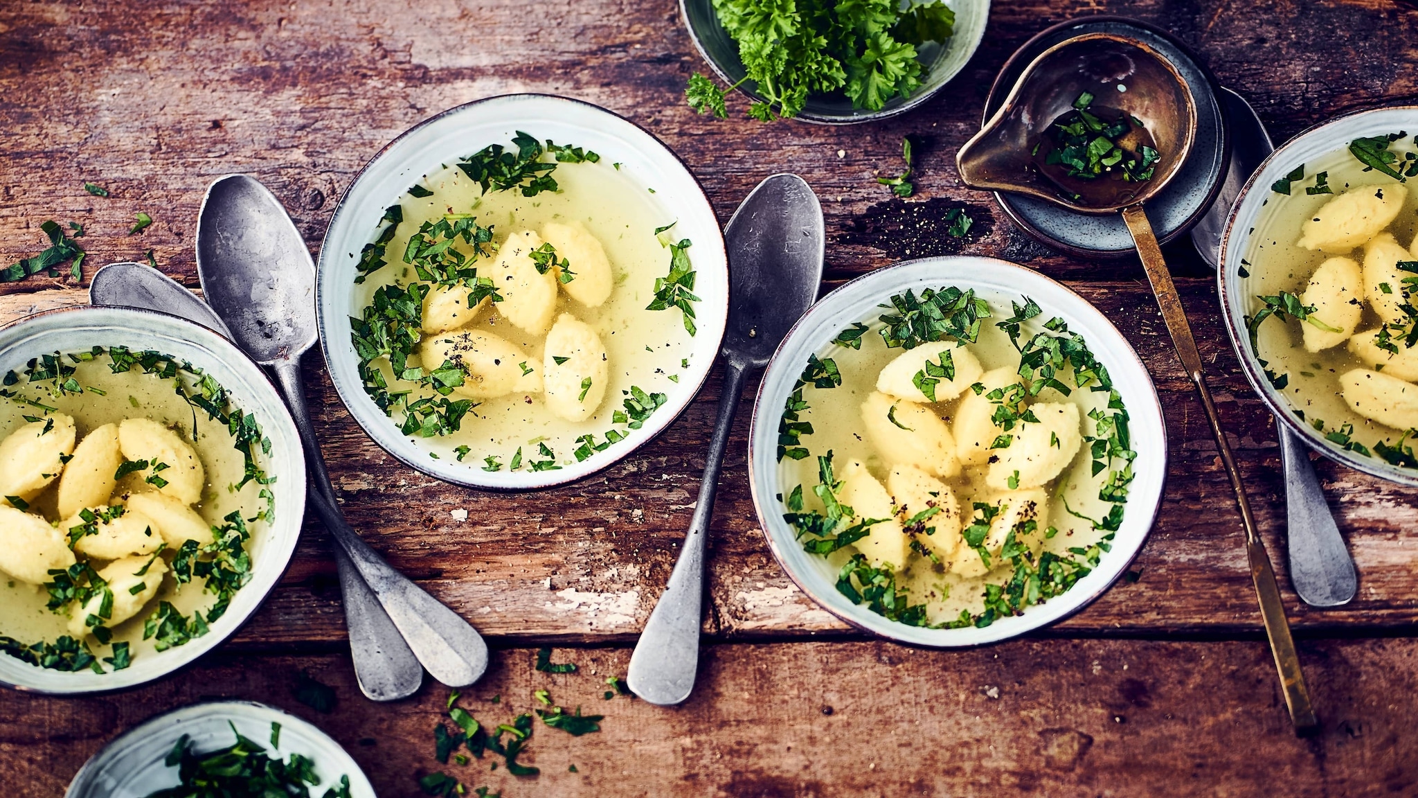 Suppeneinlage aus Grießklöschen und Petersilie