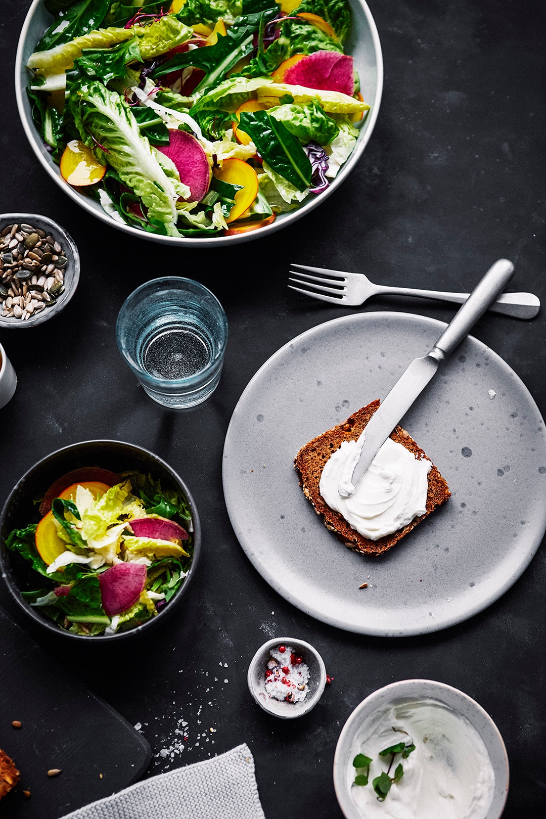 Bei Adipositas ist ein Vollkornbrot mit Quark und Salat ein leckeres und gesundes Gericht.