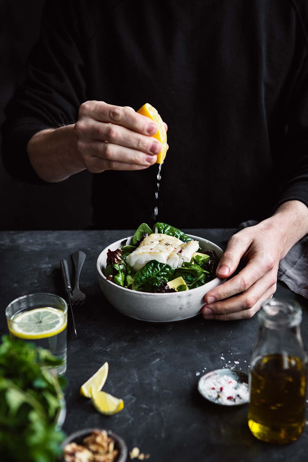 Fische, wie Lachs, enthalten gesunde Omega-3-Fettsäuren.