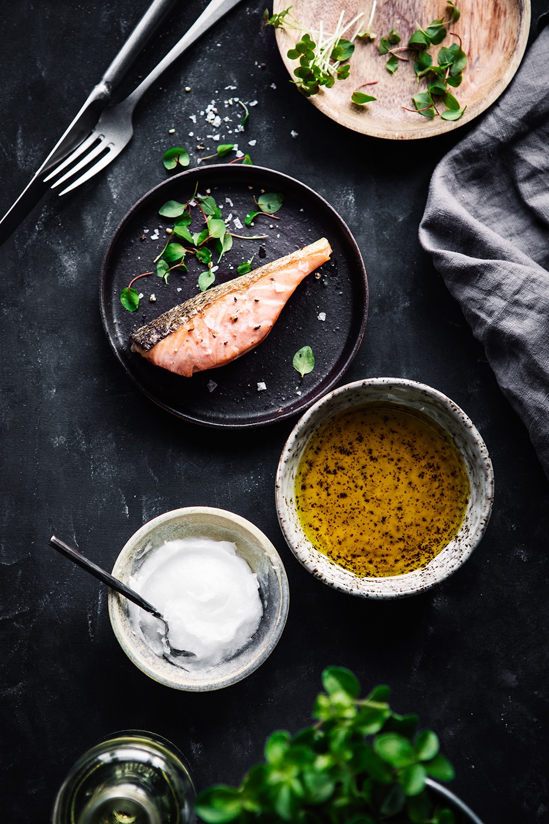 Fische, wie Lachs, enthalten gesunde Omega-3-Fettsäuren.