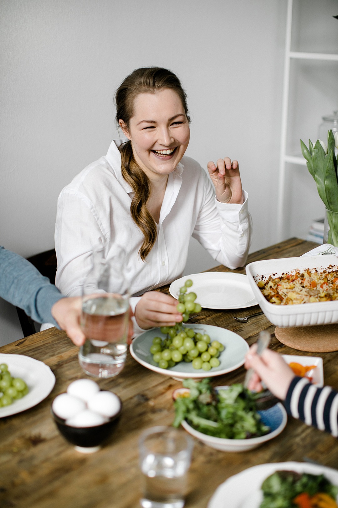 Salat und Obst als Ergänzung einer gesunden Mahlzeit. 
