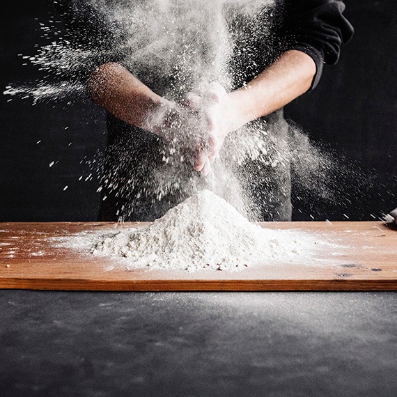 Weizenmehl und daraus hergestellte Produkte enthalten ebenfalls Gluten.