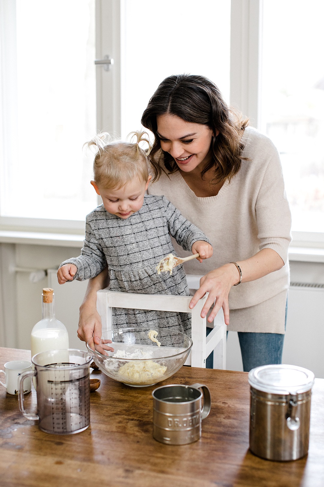 Backen und Kochen mit Kindern macht Spaß und fördert ein gutes Verhältnis zu Lebensmitteln.