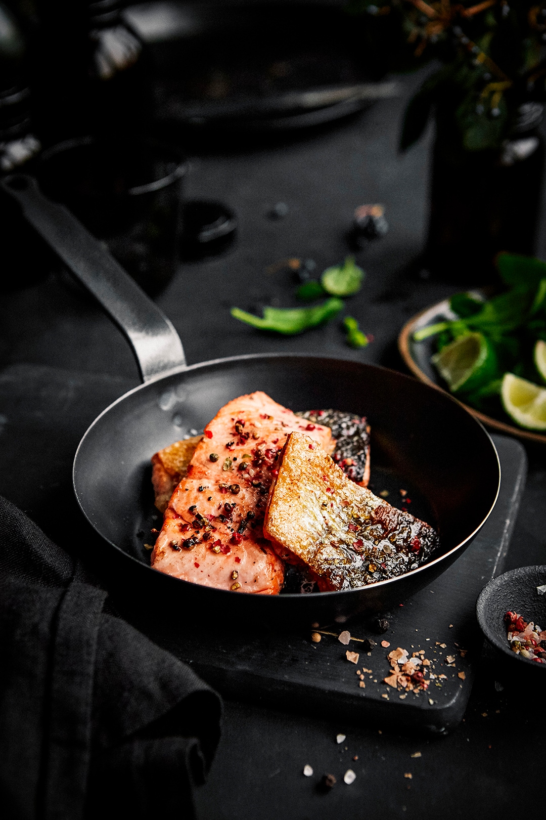 Lachs ist ein gesunder Energielieferant in der Low Carb Ernährung.