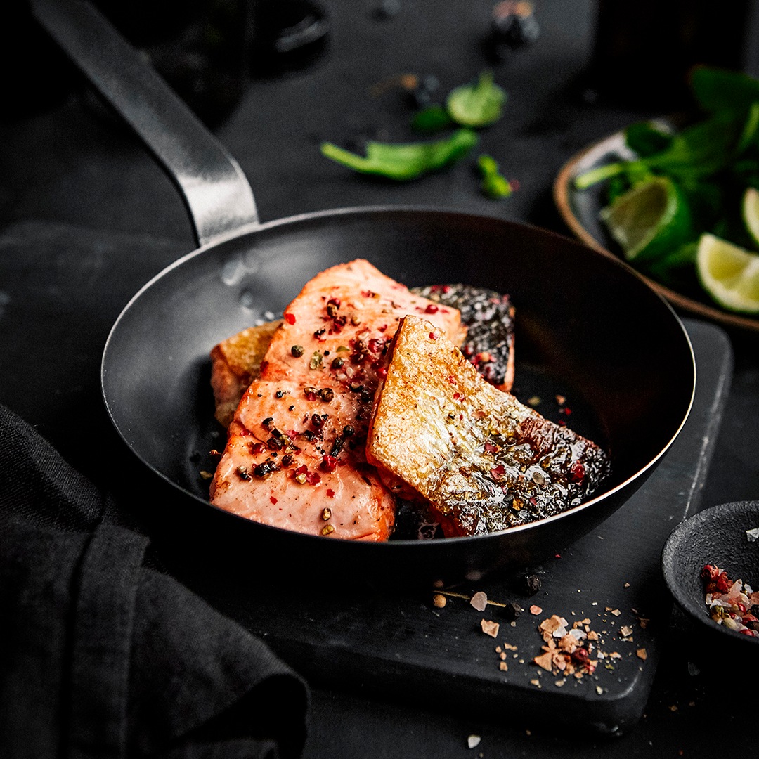 Lachs ist ein gesunder Energielieferant in der Low Carb Ernährung. 