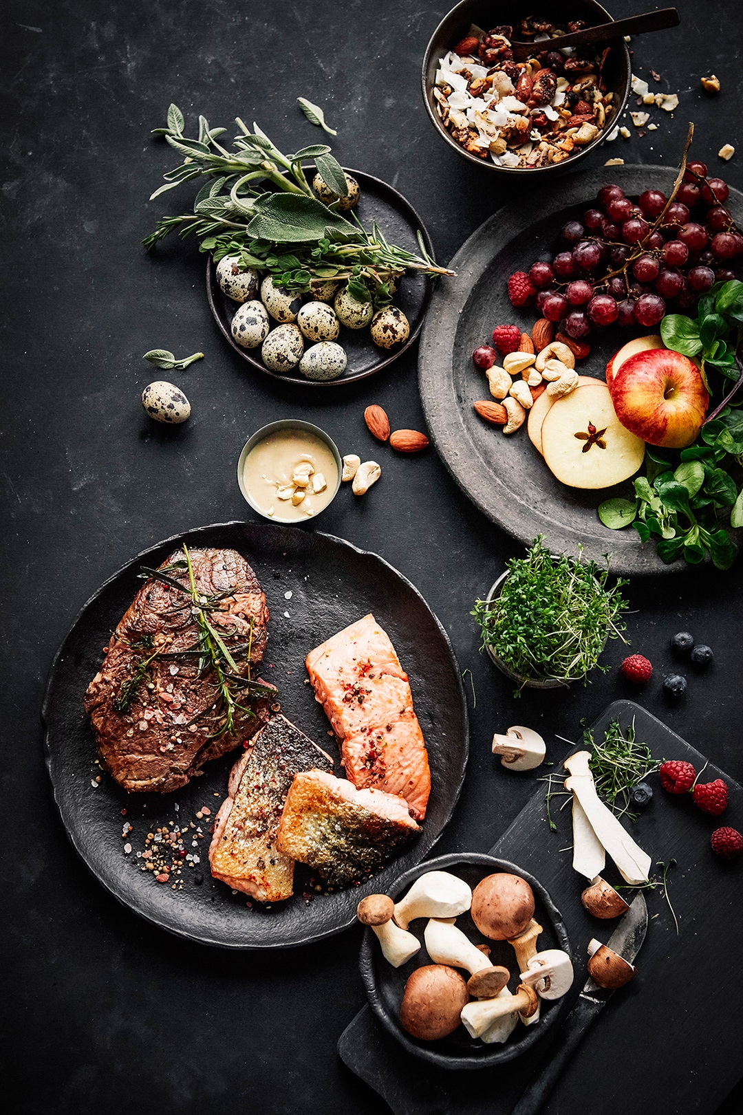 So können Sie Fisch und Fleisch zu einem Paleo Gericht zubereiten.