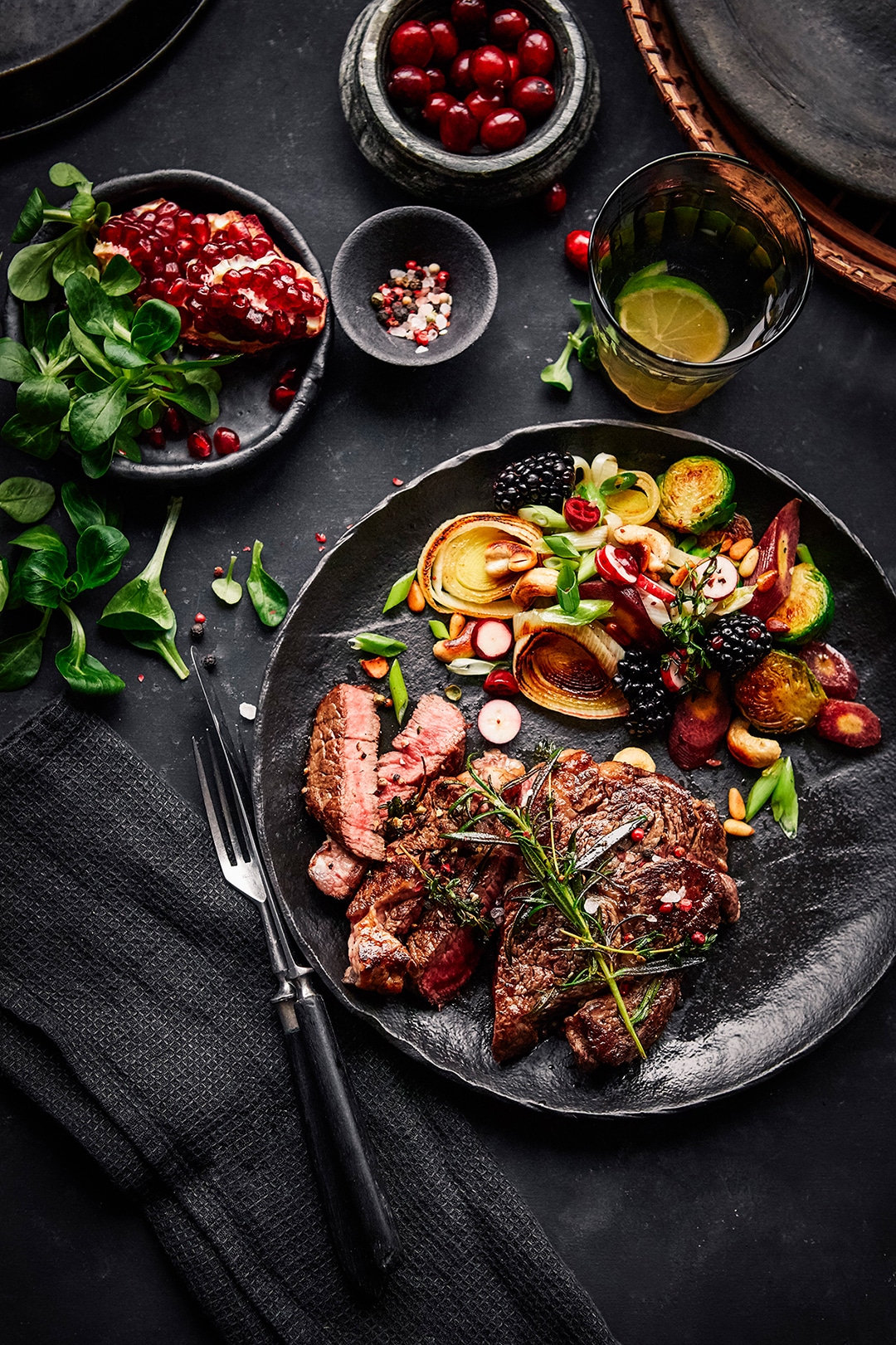 So können Sie Fisch und Fleisch zu einem Paleo Gericht zubereiten.