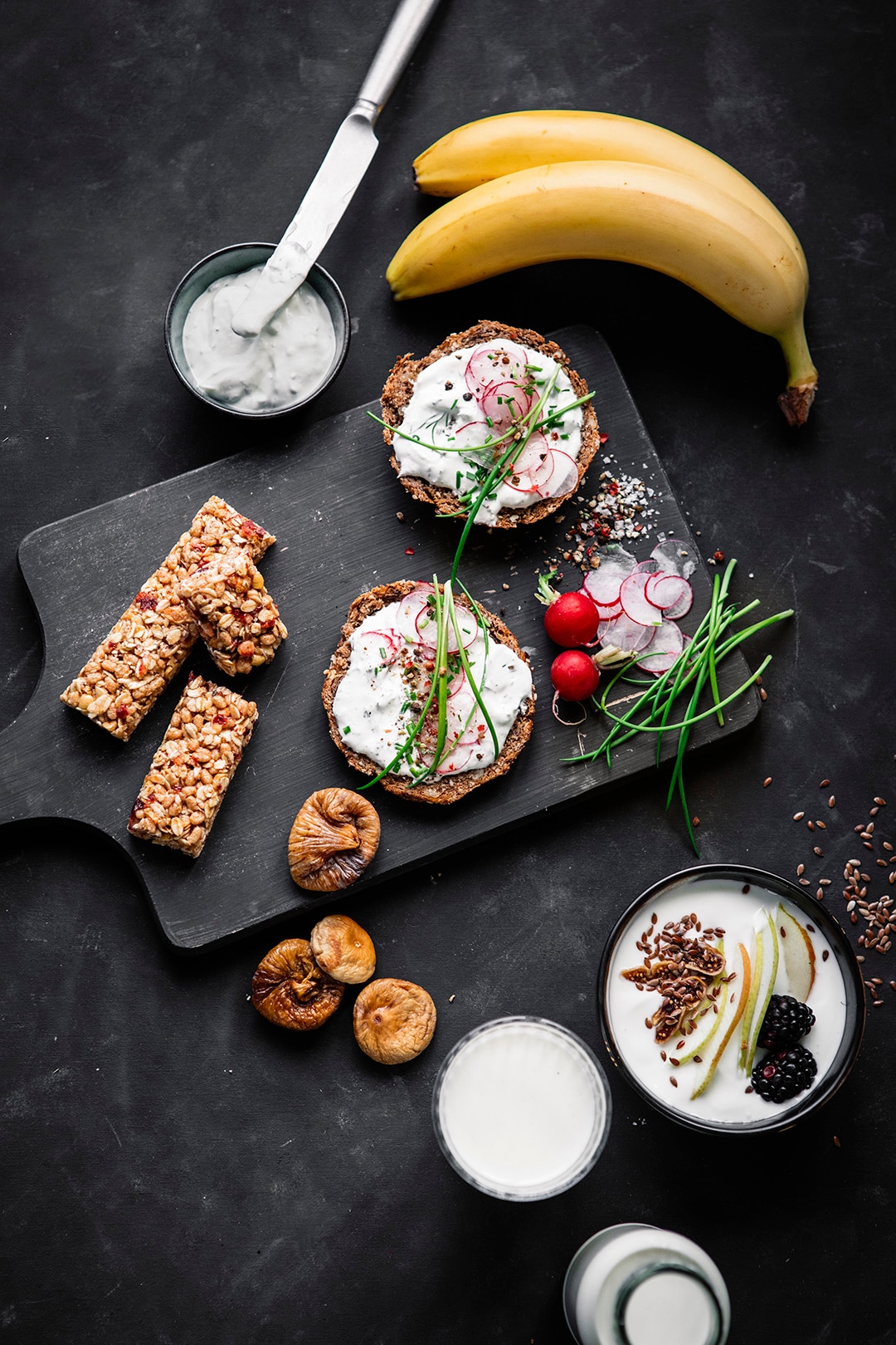 Eiweißreiche Snacks wie Joghurt oder gesunde Kohlendydrate in Bananen passen zur Ernährung für Sportler