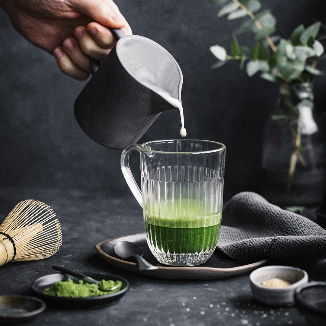 Ein Matcha Latte ist eine gesunde Alternative zum morgendlichen Kaffee.