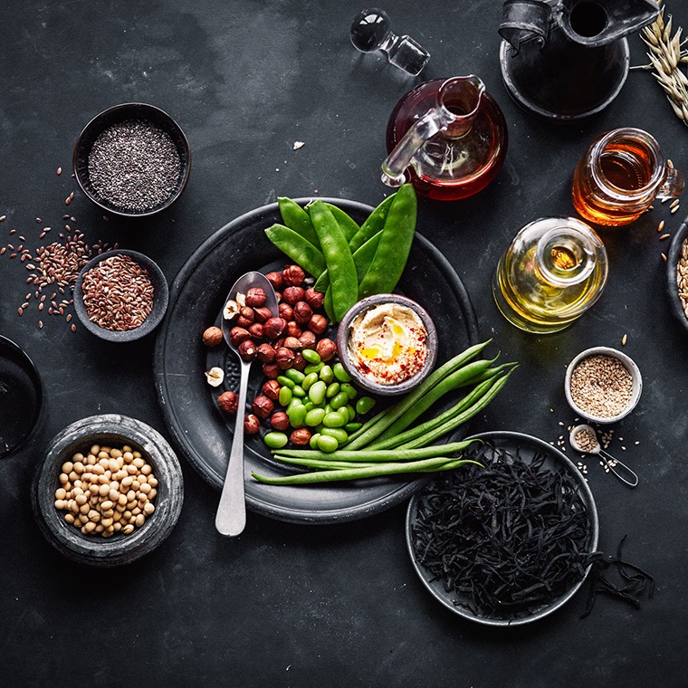 Zu wichtigen Lebensmitteln in der veganen Ernährung gehören neben Obst und Gemüse auch Bohnen und Hülsenfrüchte.