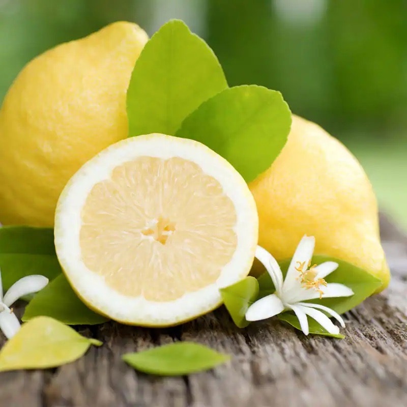 Eine aufgeschnittene Zitrone auf einem Holzbrett.