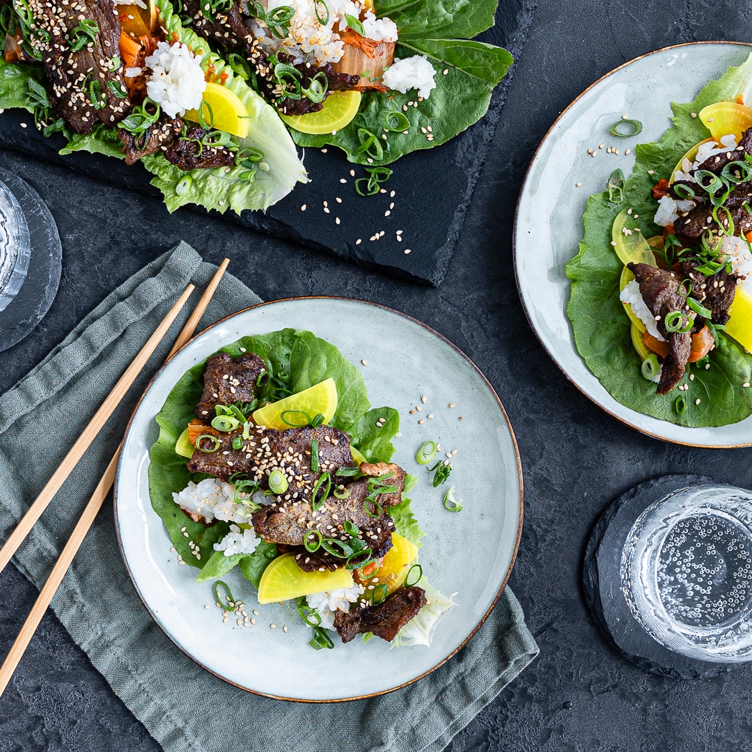 Bulgogi auf Salatblättern mit Sesamgarnitur und Naturreis