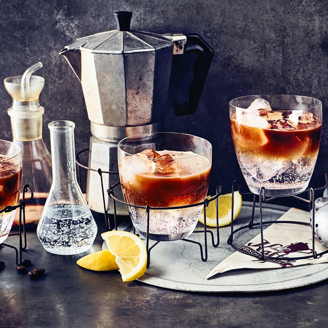 Espresso Tonic mit Eiswürfeln und Zitronenscheiben