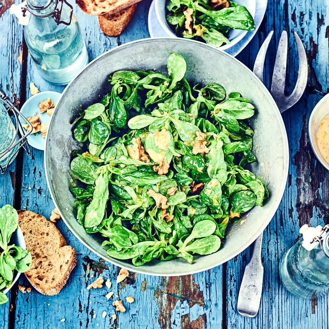 Feldsalat-mit-Dressing