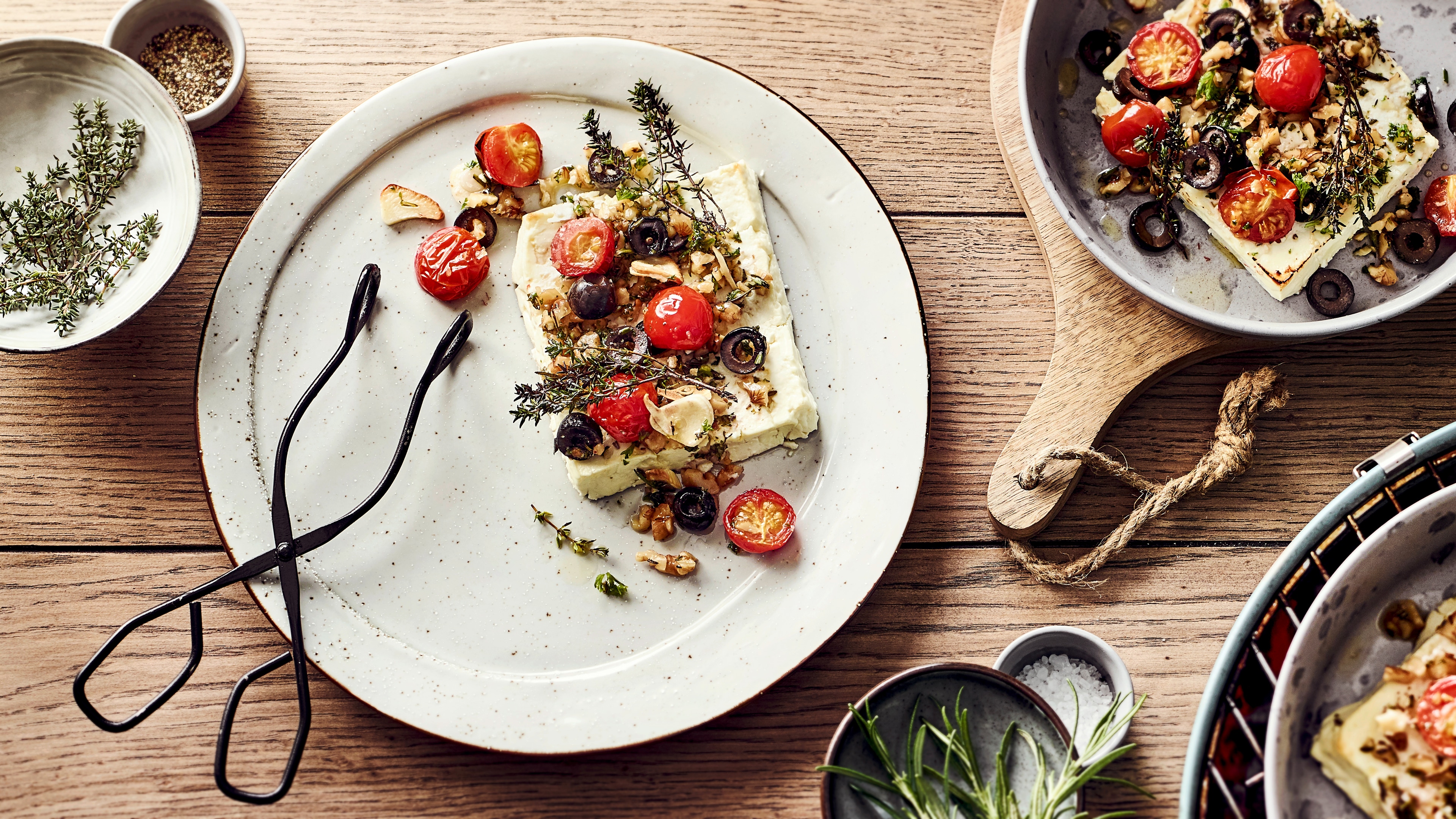 Gegrillter Feta mit Oliven und Tomate