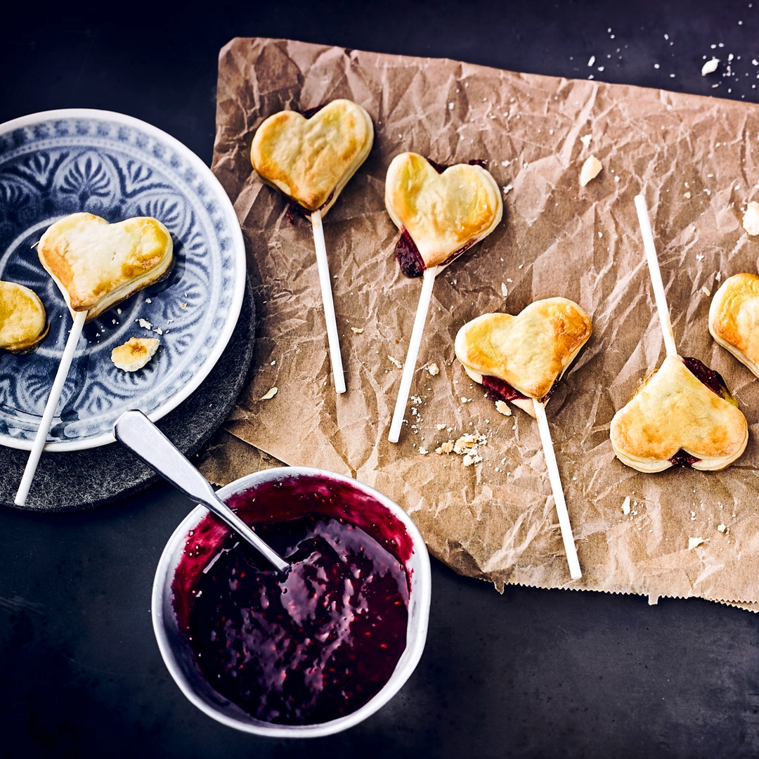 Gefüllte Herzkekse am Stiel