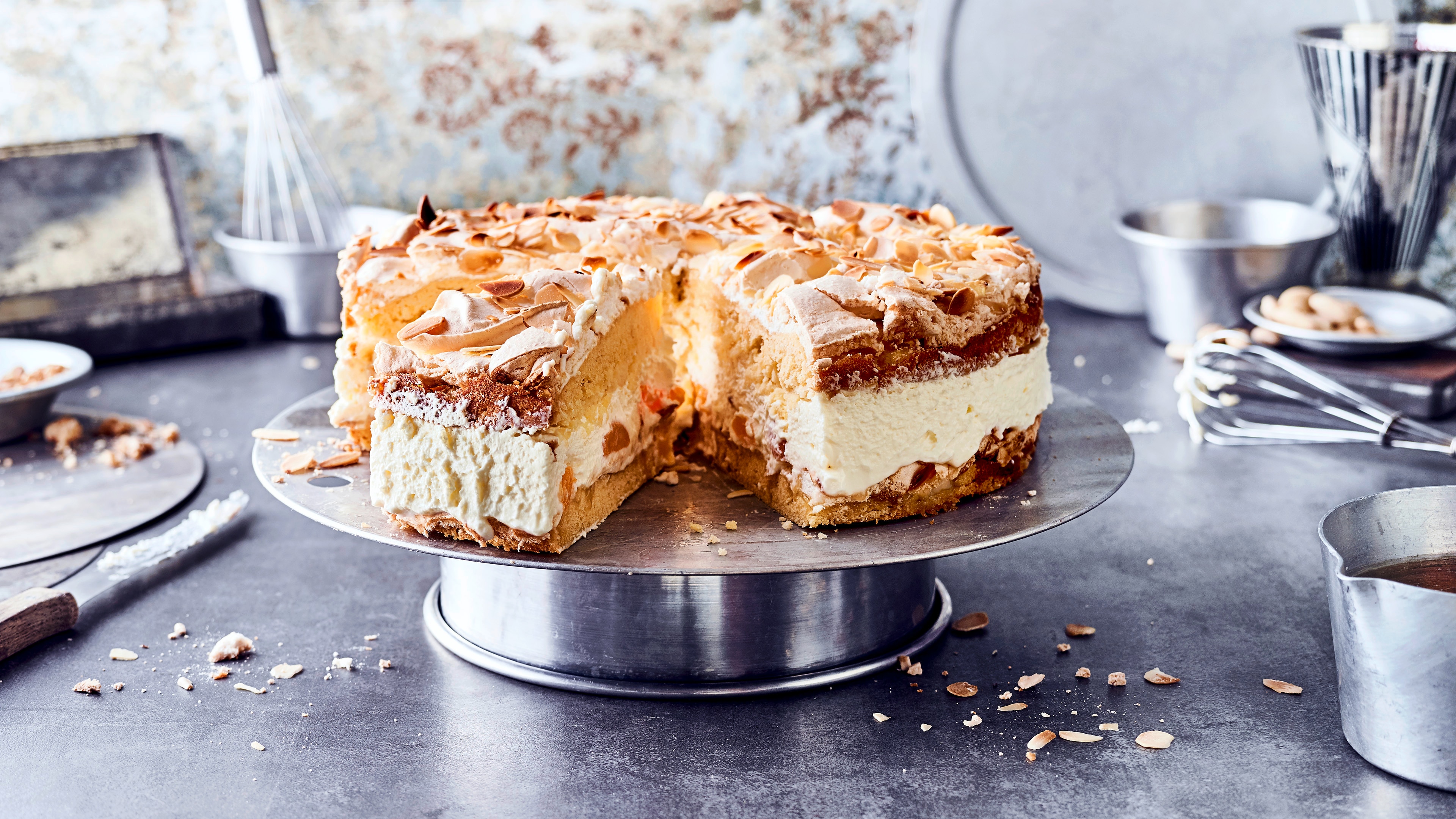 Himmelstorte mit Sahnefüllung und Mandeltopping