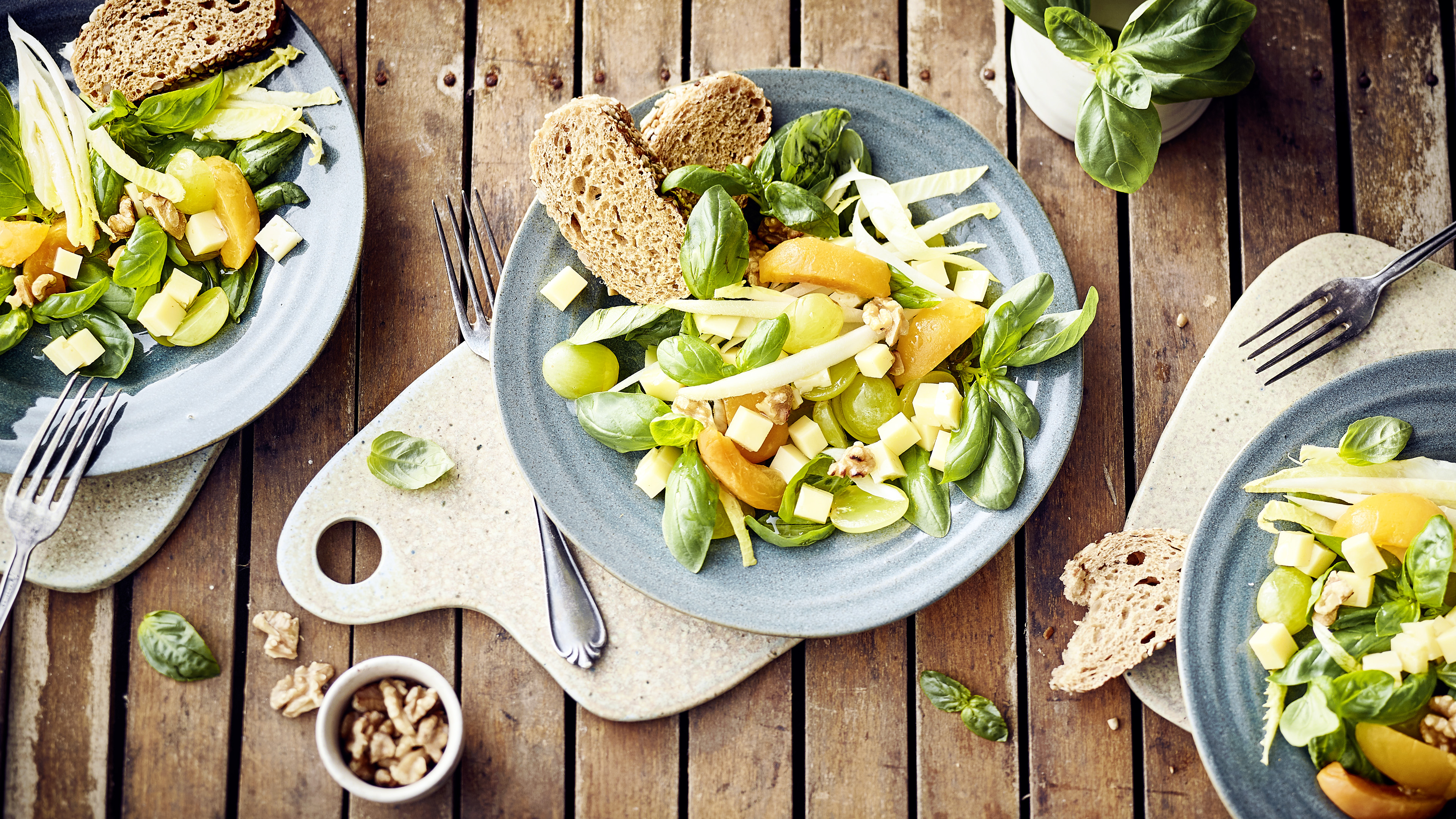 Käsesalat mit Trauben und Aprikosen
