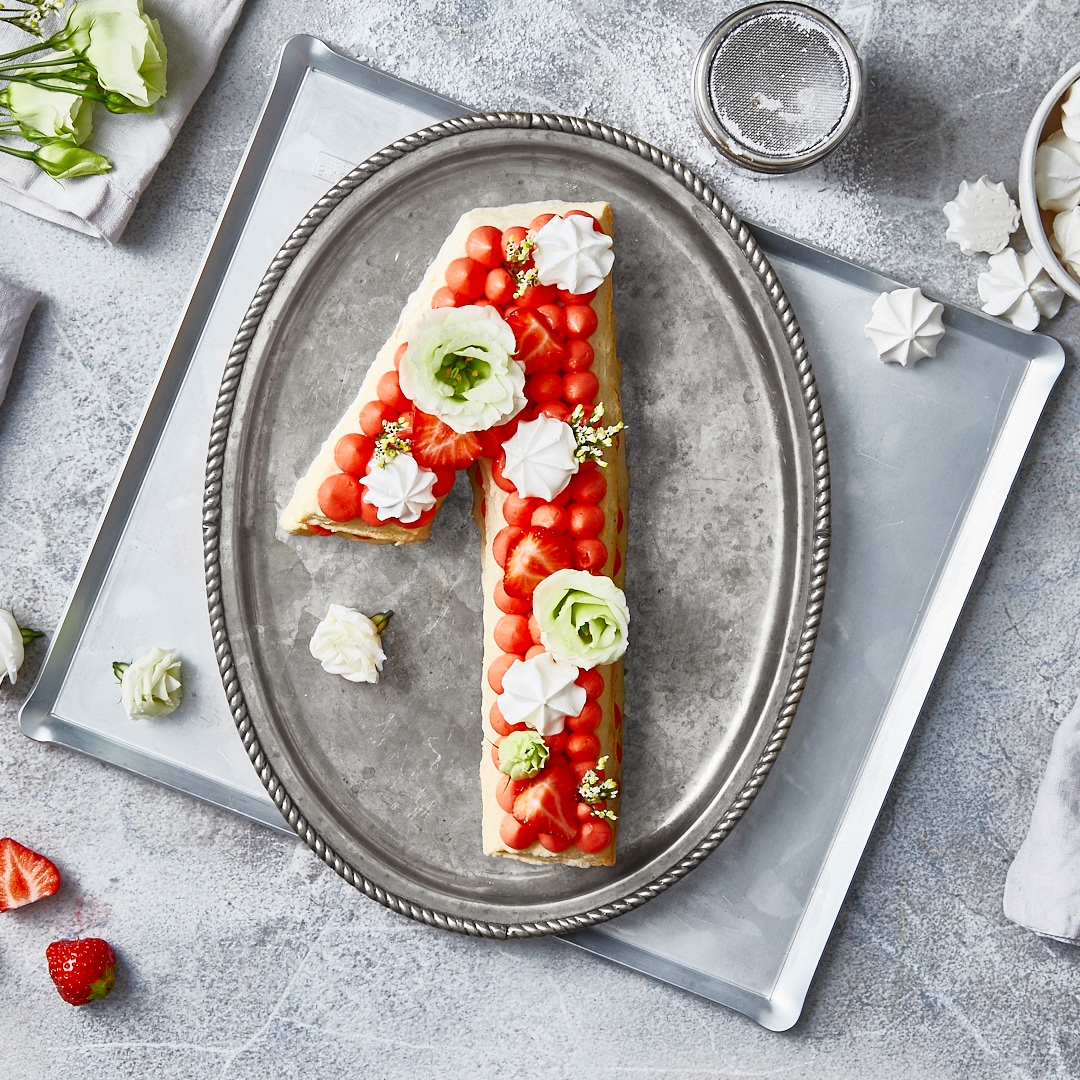 Number Cake mit fruchtigen Erdbeeren