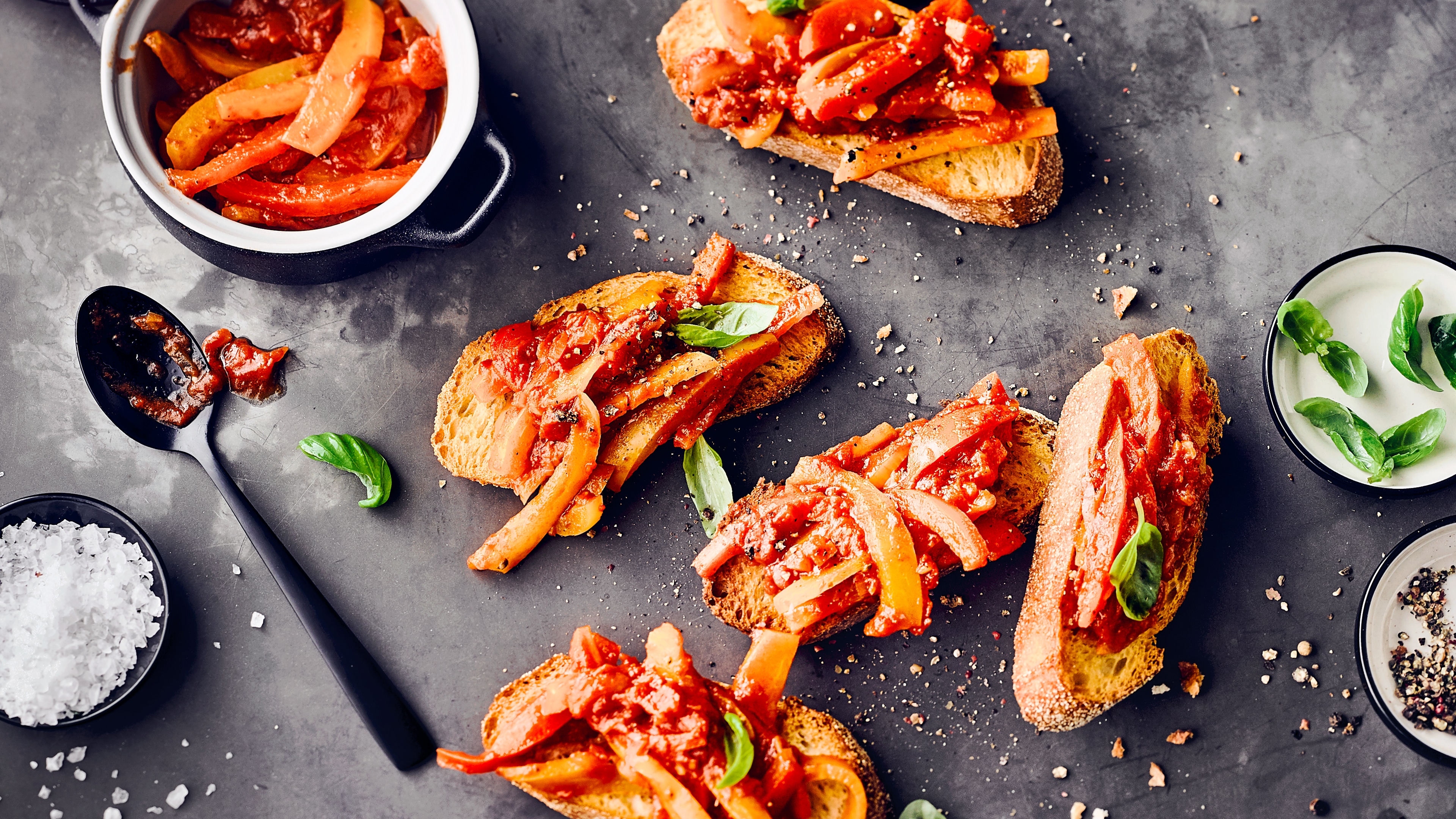 Würzige Peperonata auf Brot