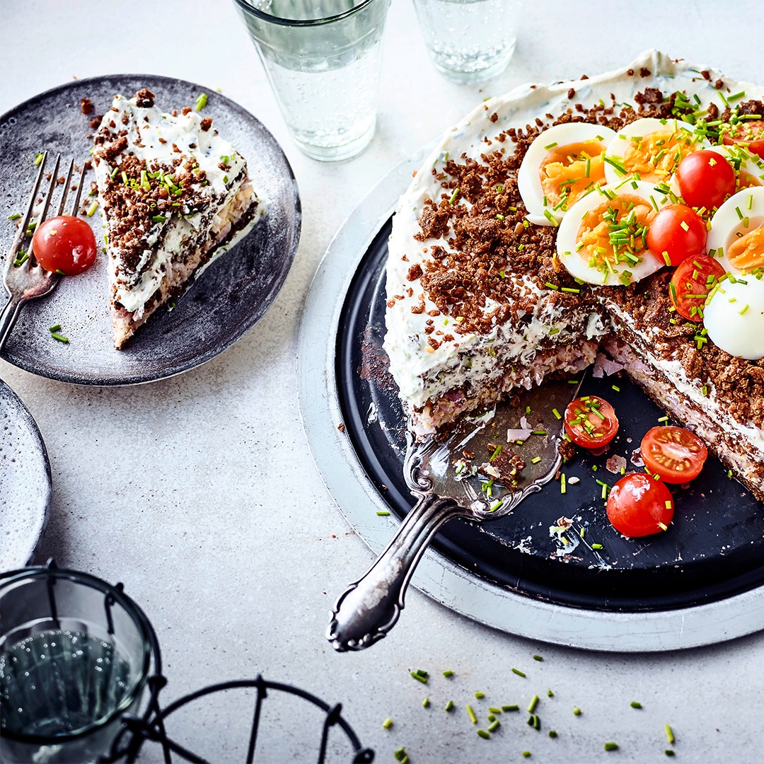 Schwarzbrottorte mit Ei und Tomaten