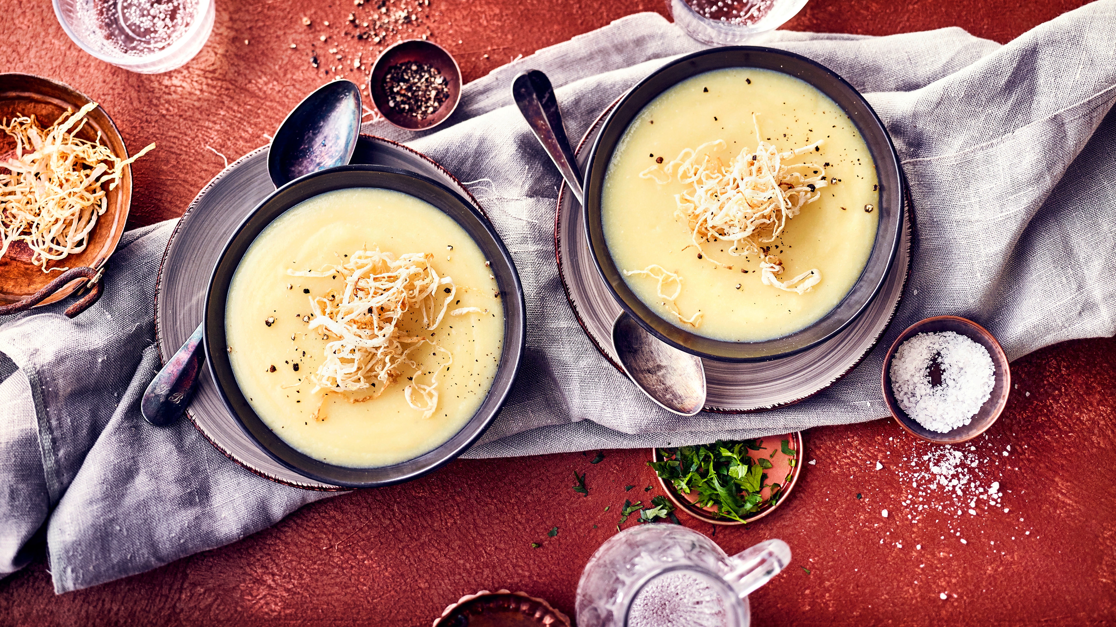 Suppe vom schwarzen Rettich