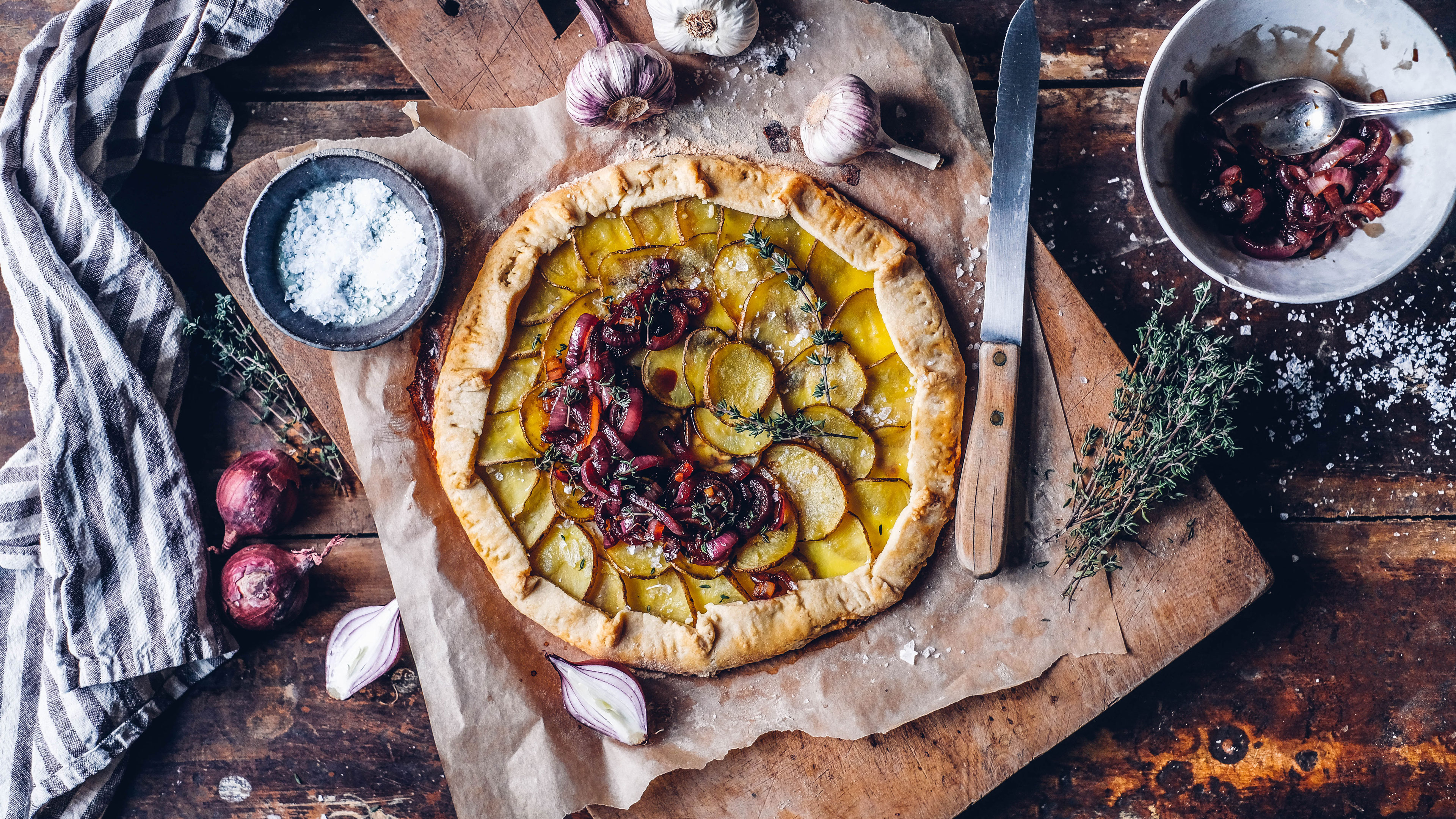 Vegane Galette mit Kartoffeln und Zwiebeln