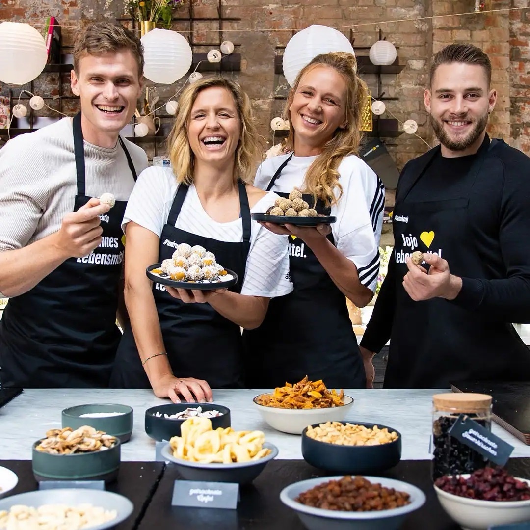 Die vier Mitglieder von Team kernig und Team fruchtig präsentieren ihre selbstgemachten Snack-Balls.