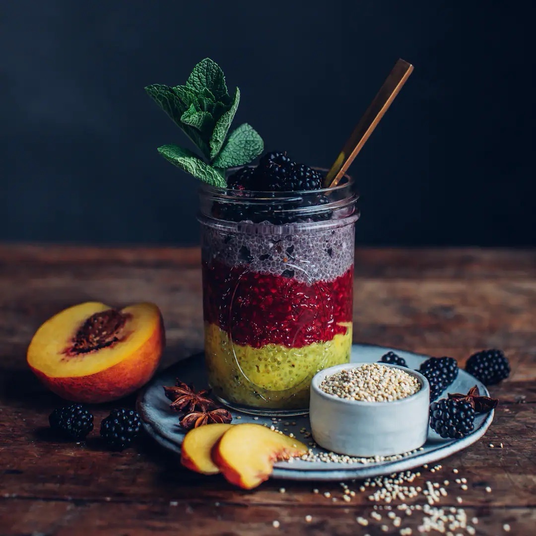 Ein mit Aprikose, Brombeeren und Quinoa geschichtetes Glas.