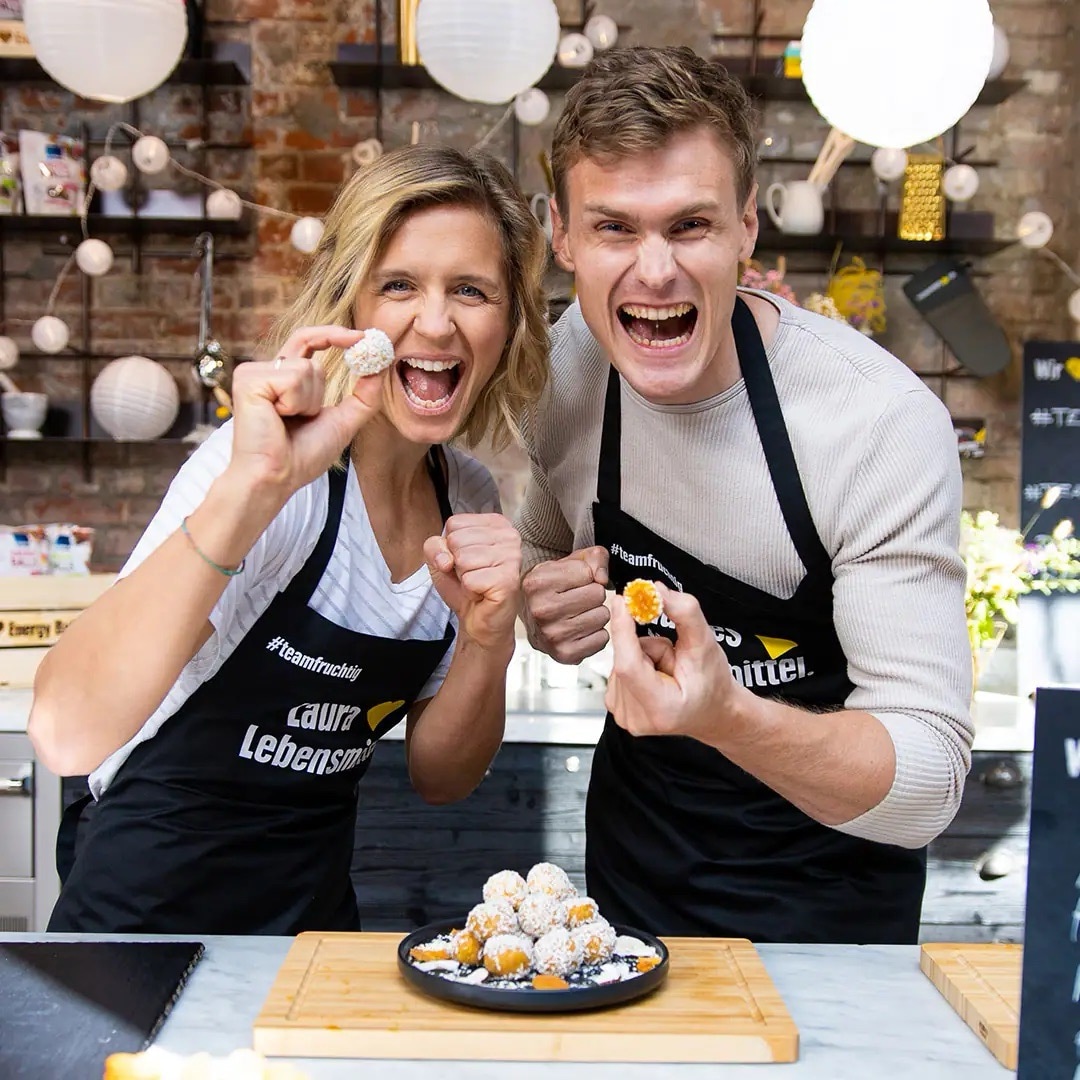 Die beiden Mitglieder des Teams Fruchtig präsentieren ihre Snack-Balls.