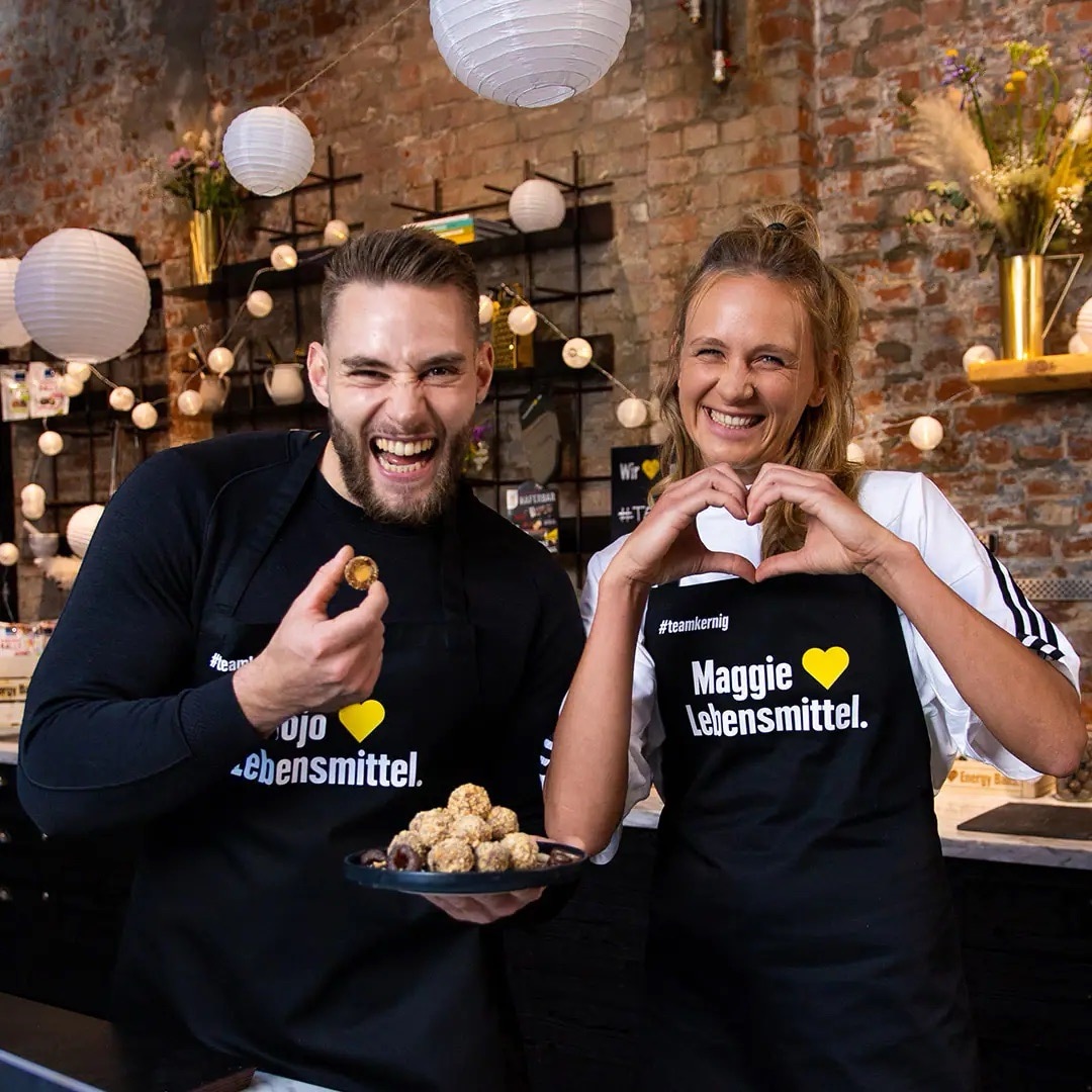 Die beiden Mitglieder des Teams Kernig präsentieren ihre Snack-Balls.