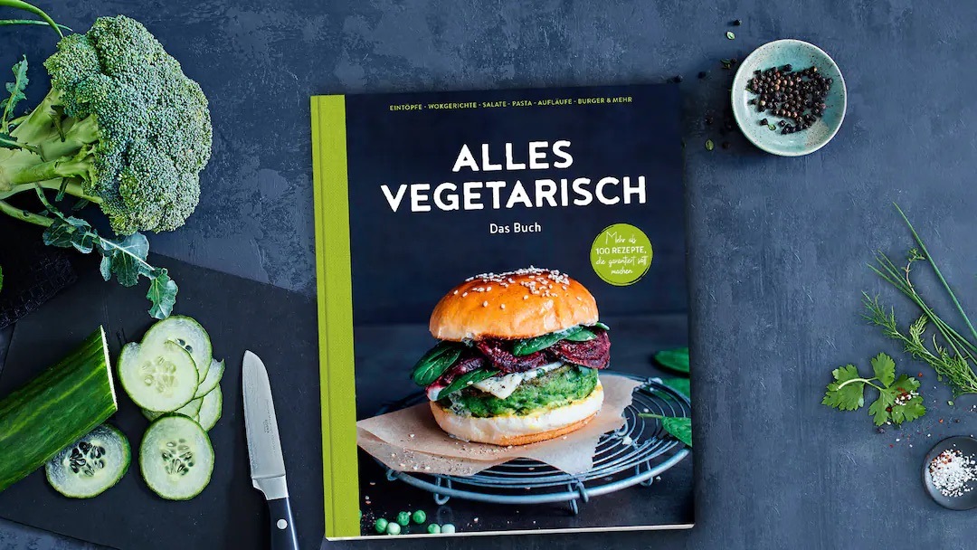 Titelseite des Buches „Alles vegetarisch.“ Abgebildet ist ein Burger.