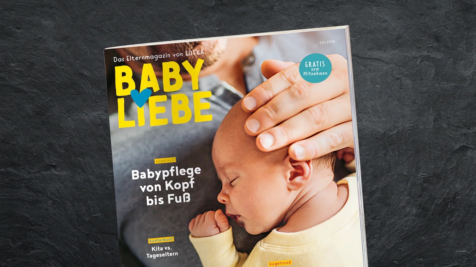 Titel der Zeitschrift Babyliebe. Ein Säugling schläft auf der Brust eines Mannes. Text: Babypflege von Kopf bis Fuß.