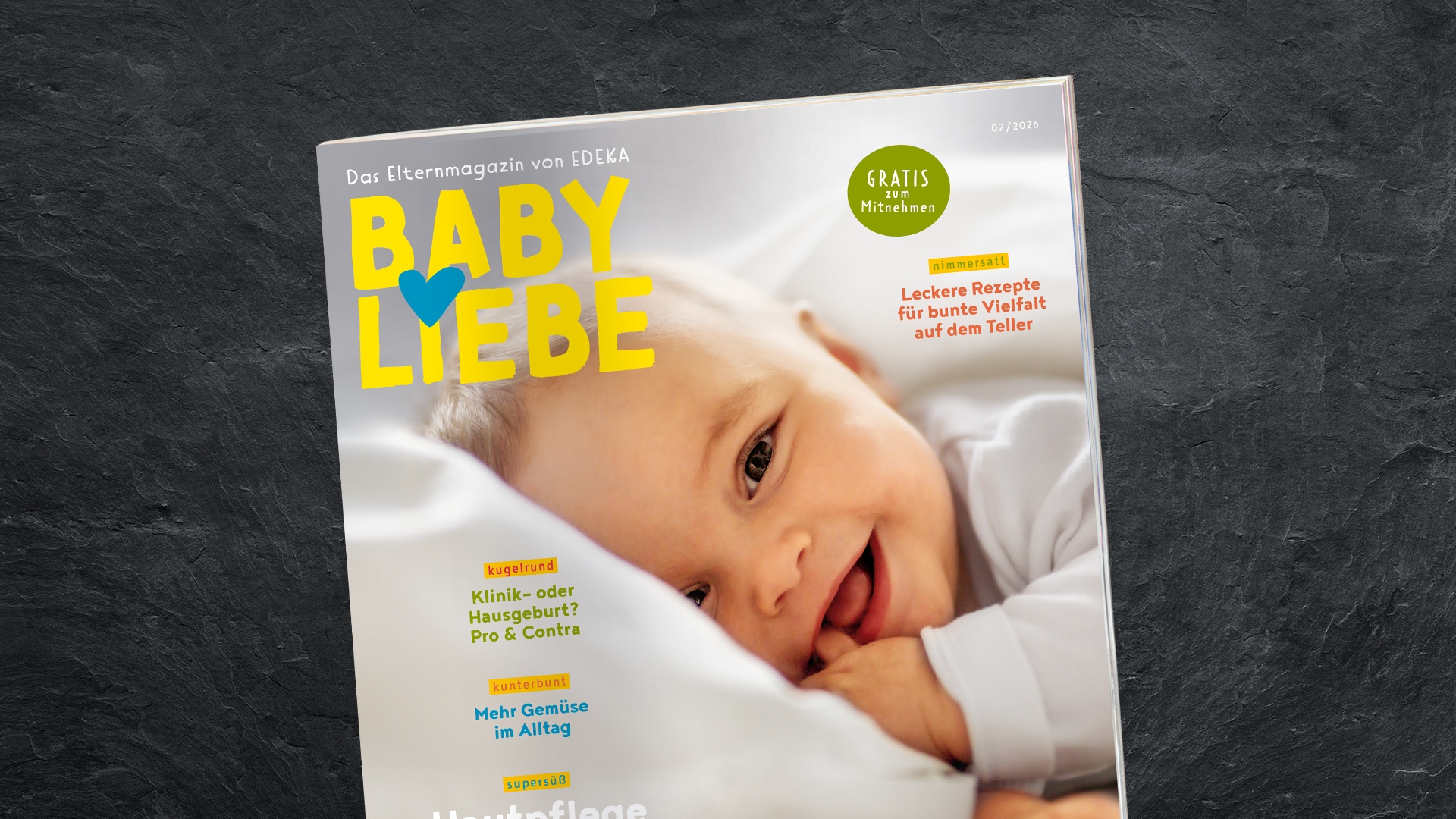 Titelbild des EDEKA-Elternmagazins „BABYLIEBE“ mit einem Baby auf einem Kissen sowie Hinweisen zu Schwangerschaft, Ernährung und Hautpflege.