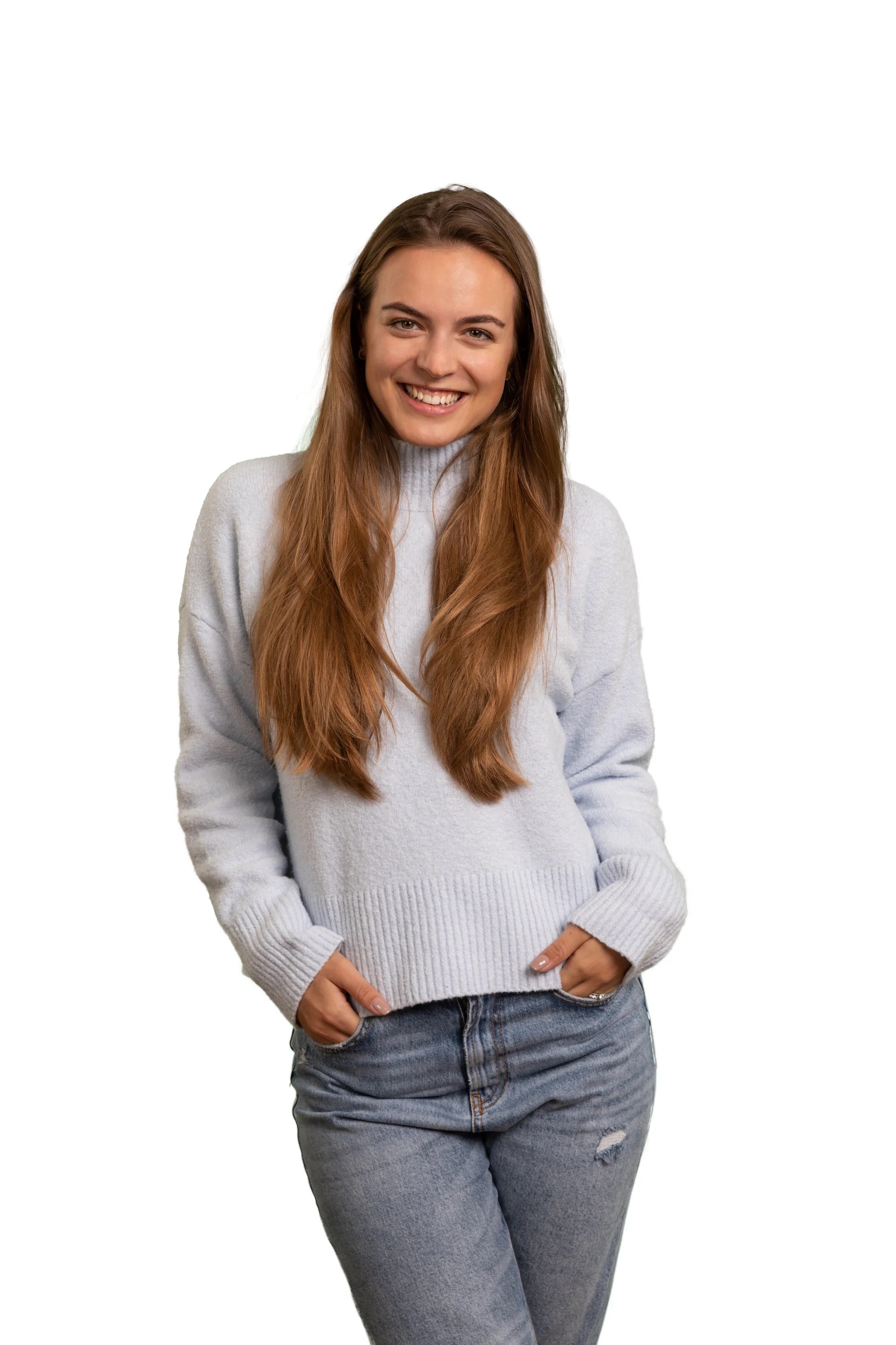 Portrait von Julia Rohrmoser. Sie hat lange braune Haare und trägt einen hellblauen Wollpullover.