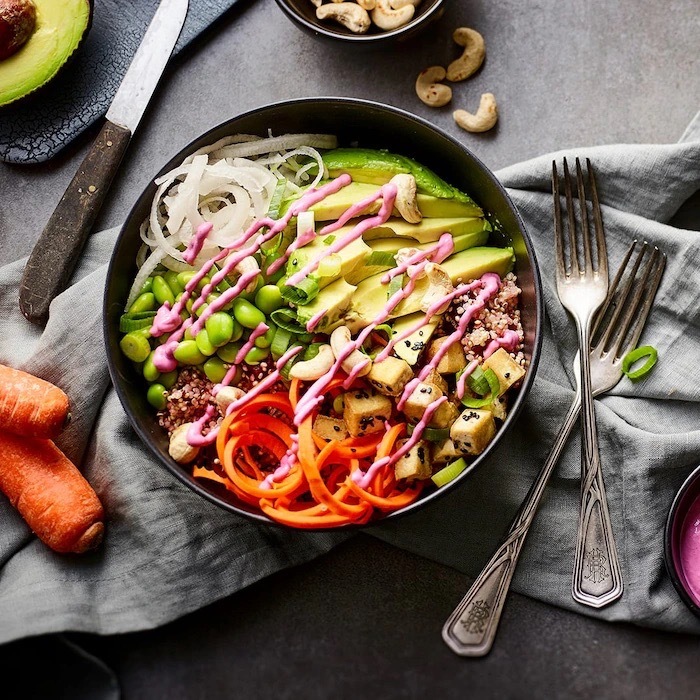 Bunt gefüllte Bowl mit Avocado und Edamame.