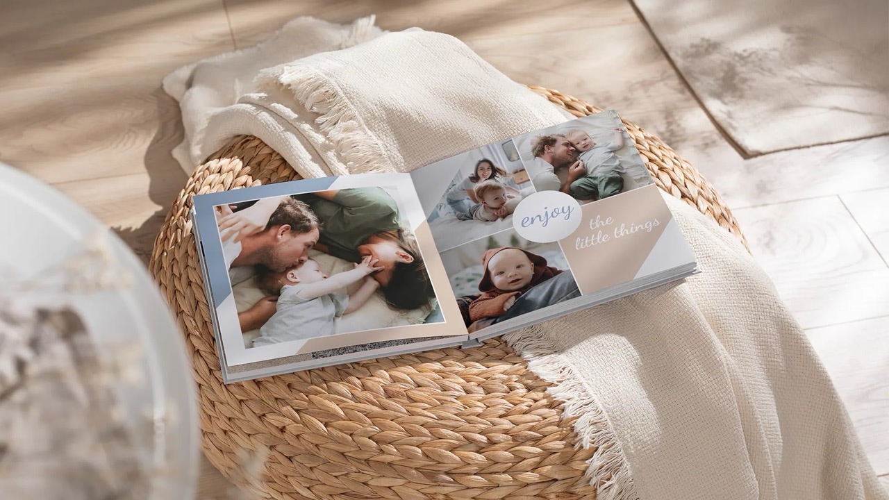 Fotobuch mit Familienbildern einer jungen Familile.