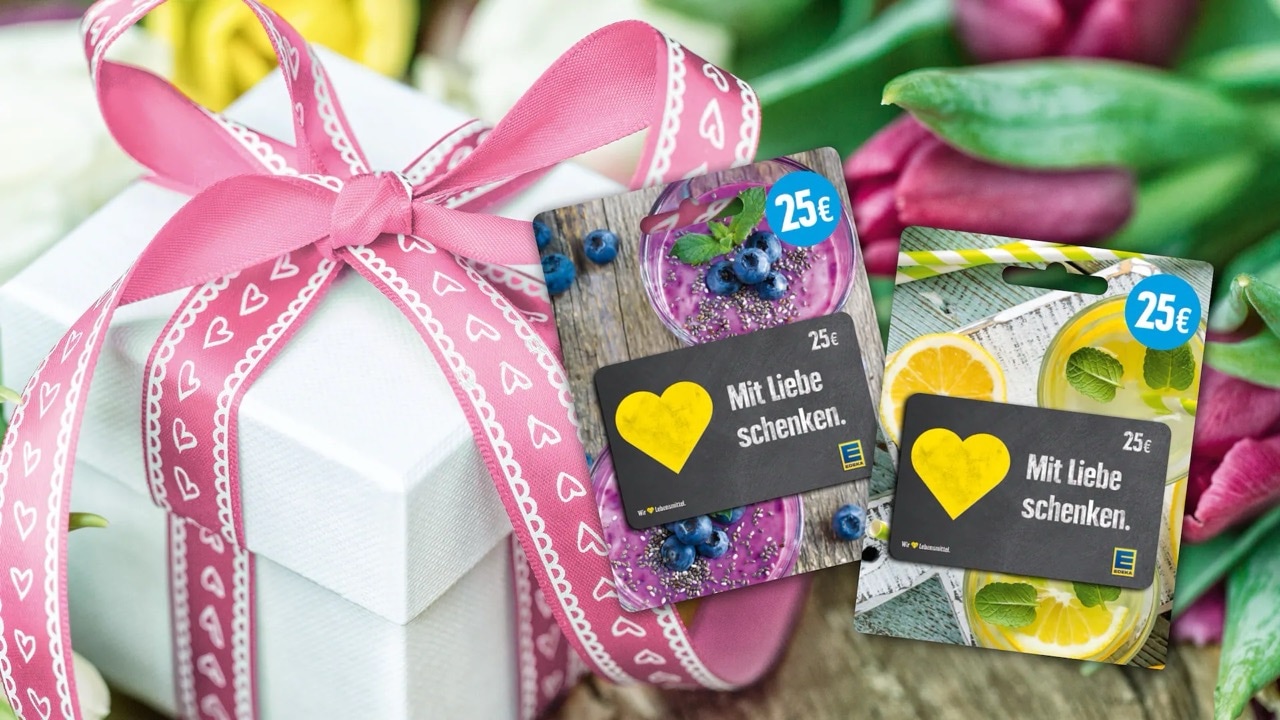 Zwei EDEKA Gutscheinkarten mit verzierten Pappstücken. Daneben ein verziertes Geschenk.