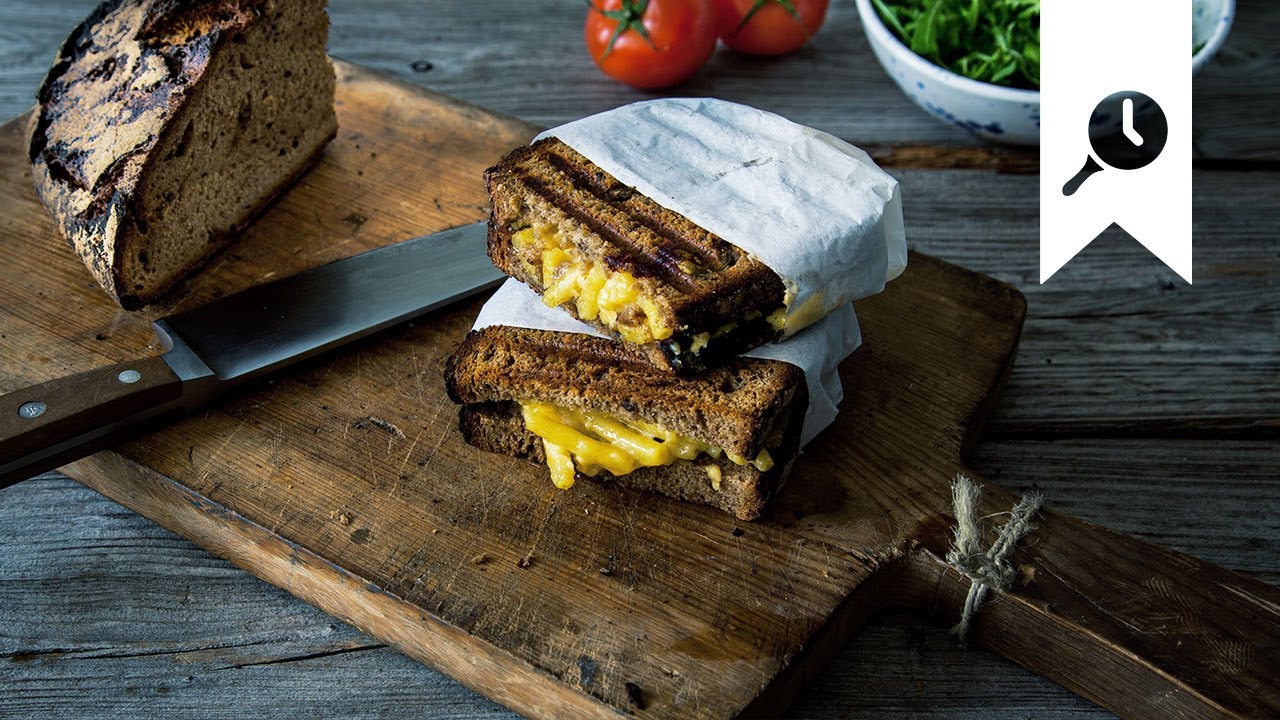 Ein köstliches Mac & Cheese Sandwich ist leicht zubereitet